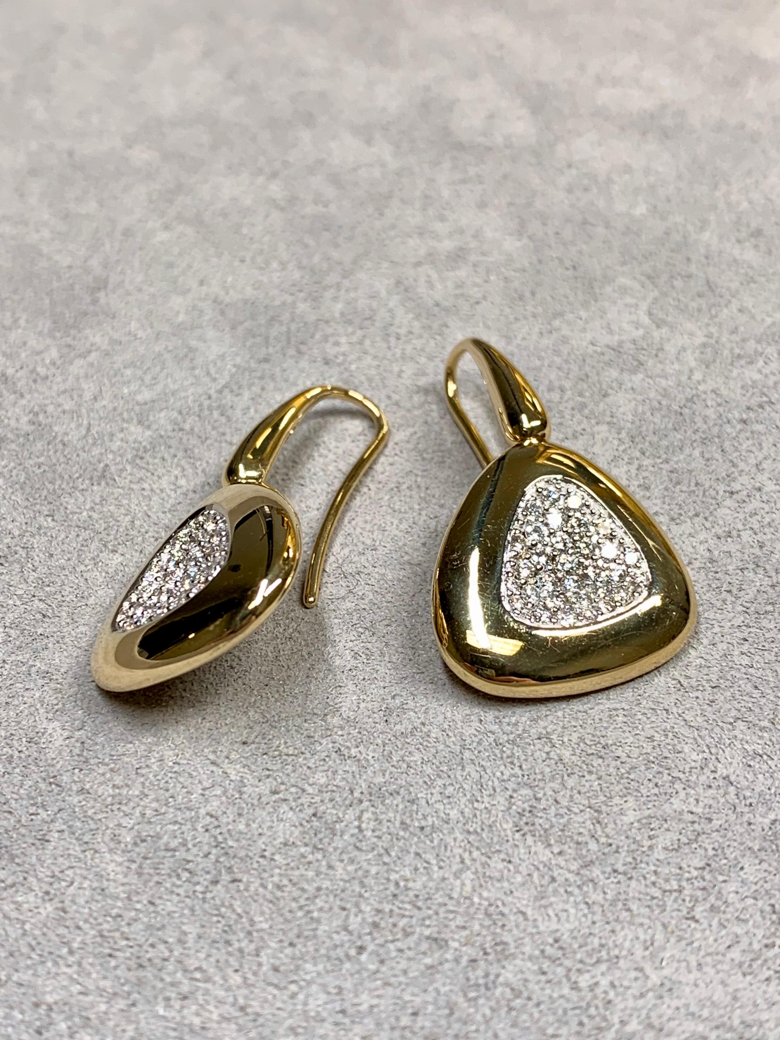Contemporain Roberto Coin Boucles d'oreilles en or jaune 18K Pavé de diamants Capri Triangle Crochet Drop en vente