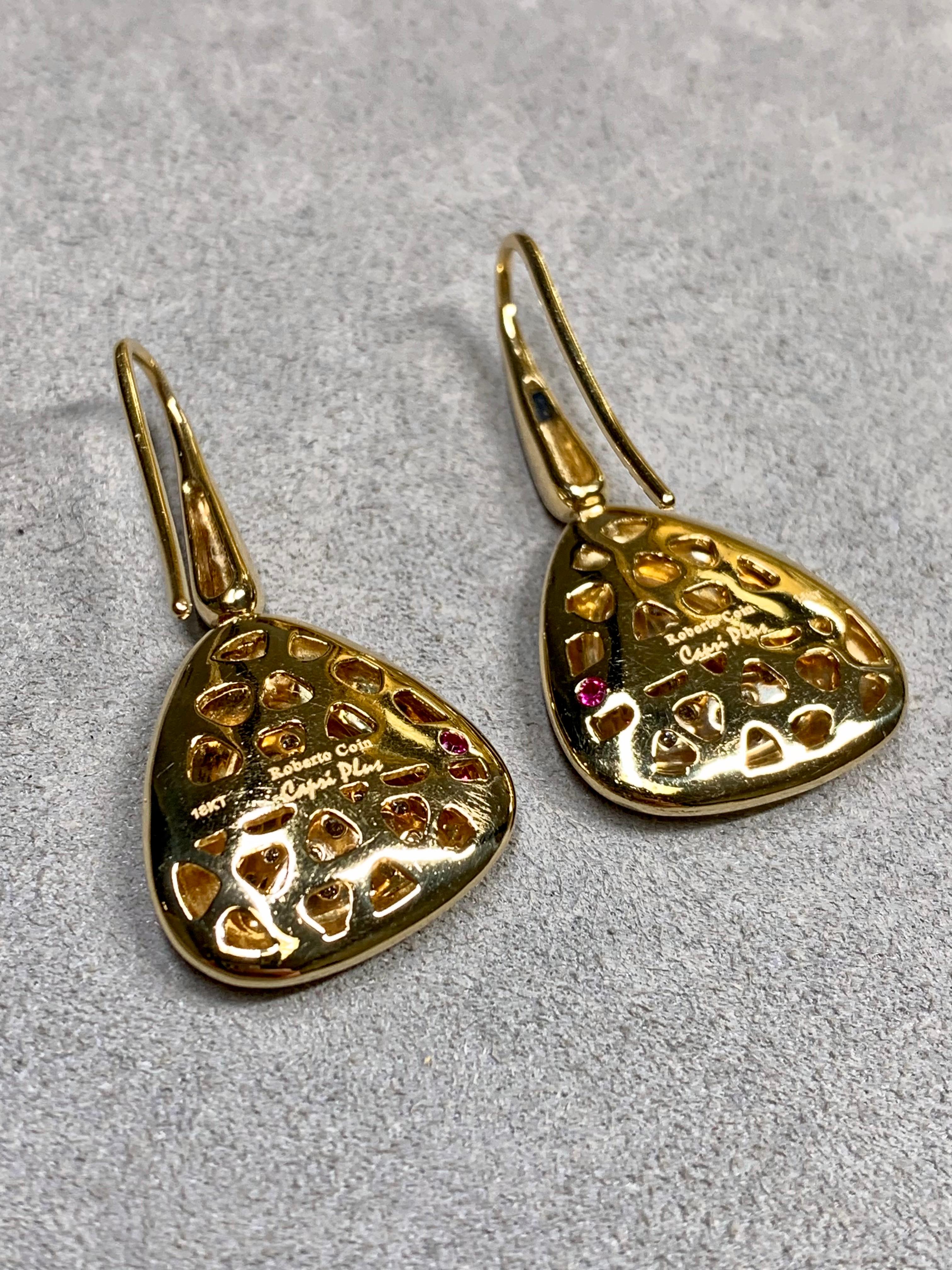 Taille ronde Roberto Coin Boucles d'oreilles en or jaune 18K Pavé de diamants Capri Triangle Crochet Drop en vente