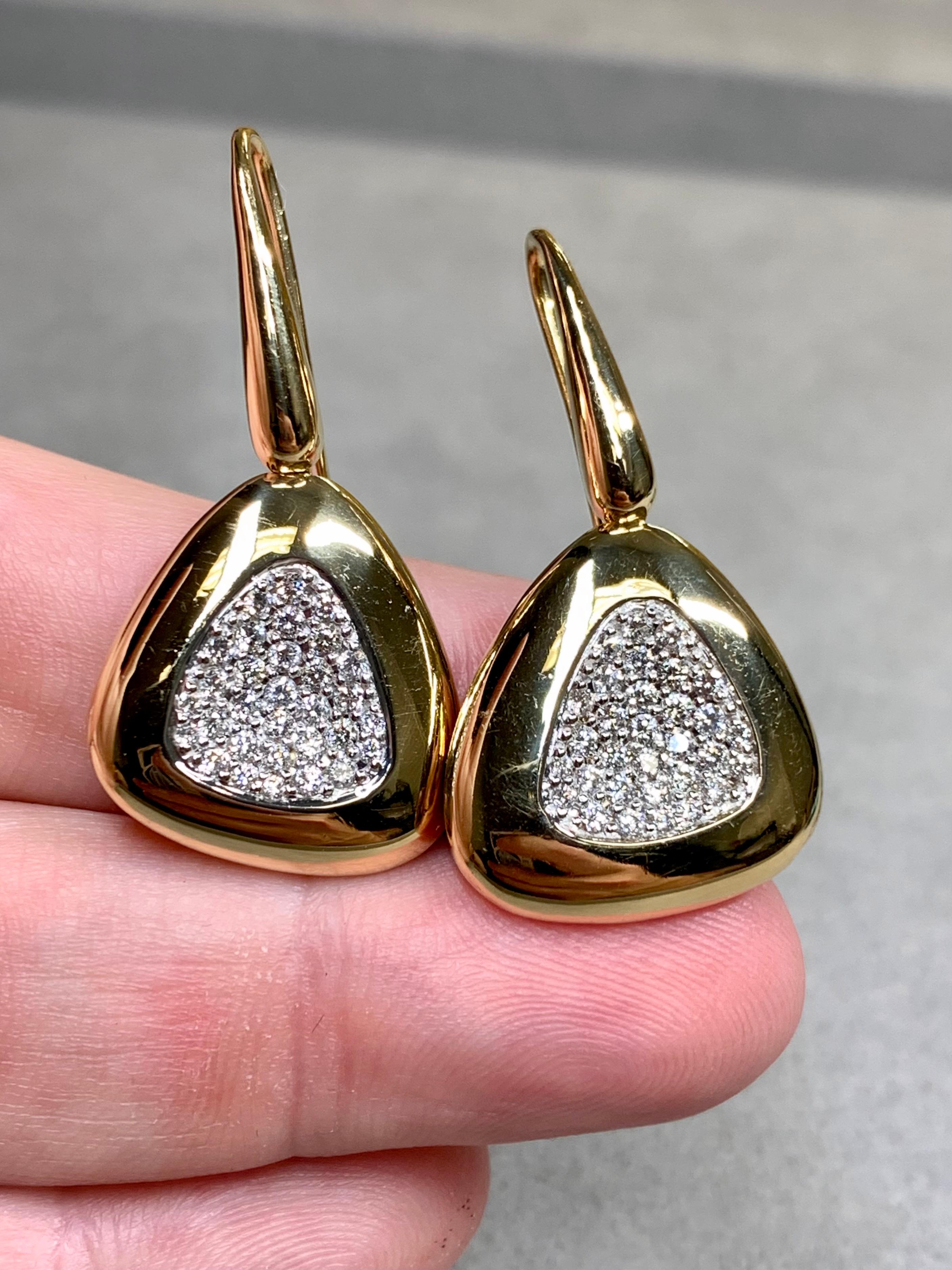 Roberto Coin Boucles d'oreilles en or jaune 18K Pavé de diamants Capri Triangle Crochet Drop Bon état - En vente à Winter Springs, FL