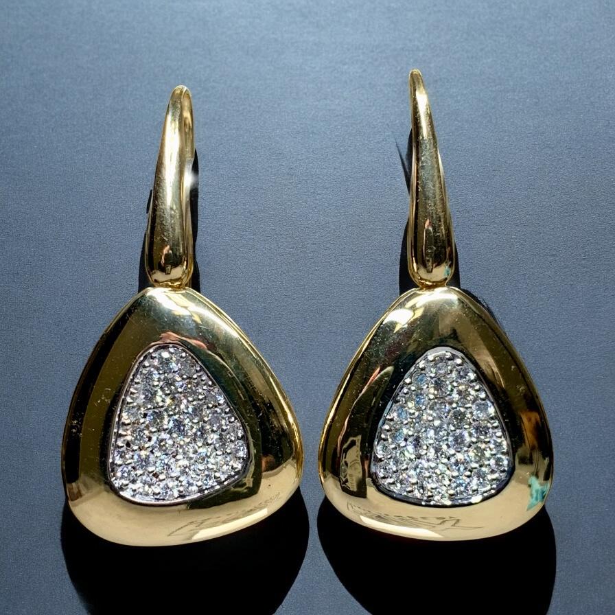 Roberto Coin Boucles d'oreilles en or jaune 18K Pavé de diamants Capri Triangle Crochet Drop Unisexe en vente