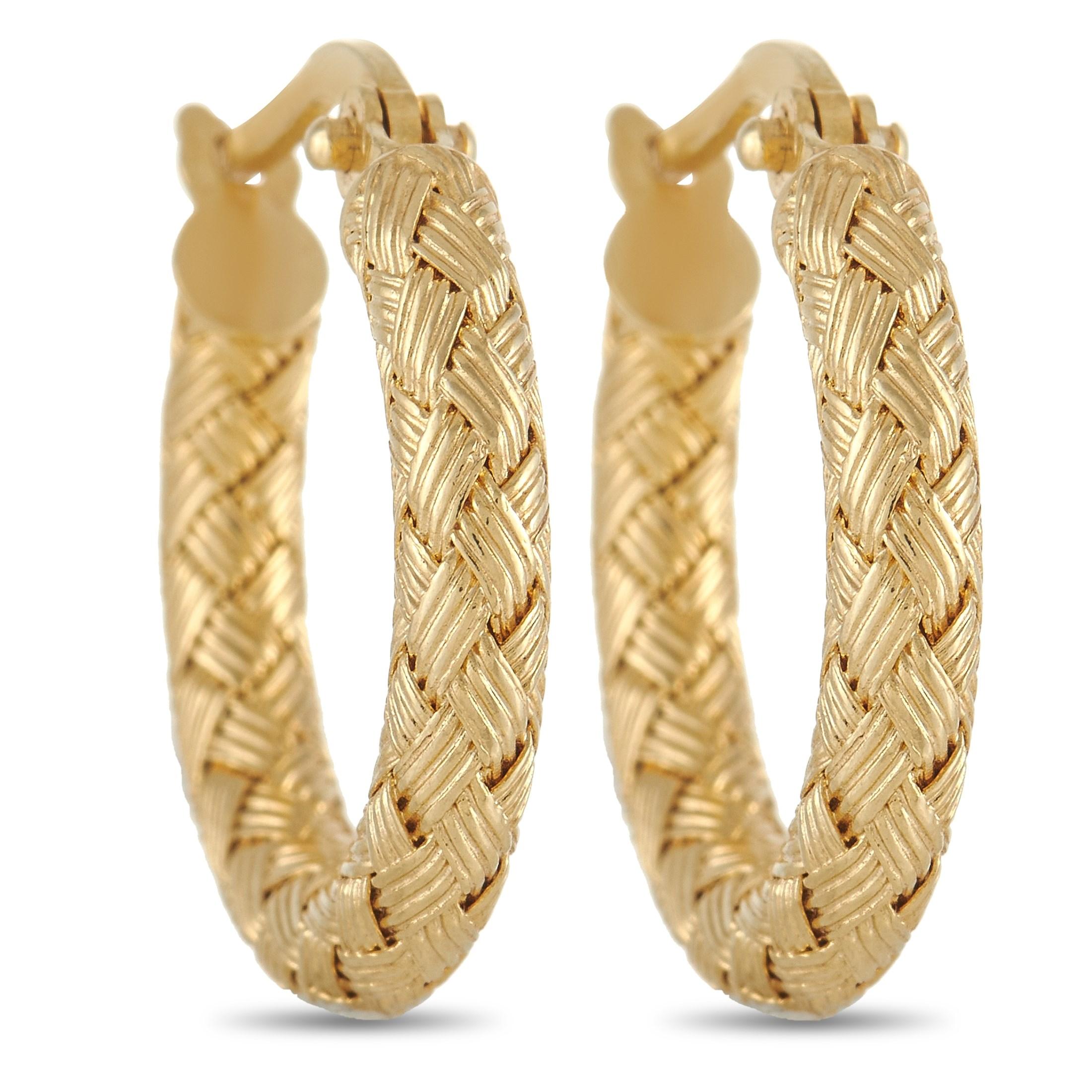 These lovely Roberto Coin hoop earrings are made with 18k yellow gold in a fine woven pattern. The earrings measure 0.63 inches in length and 0.63 inches in width with each weighing 1.7 grams for a total weight of 3.4 grams.

The earrings are
