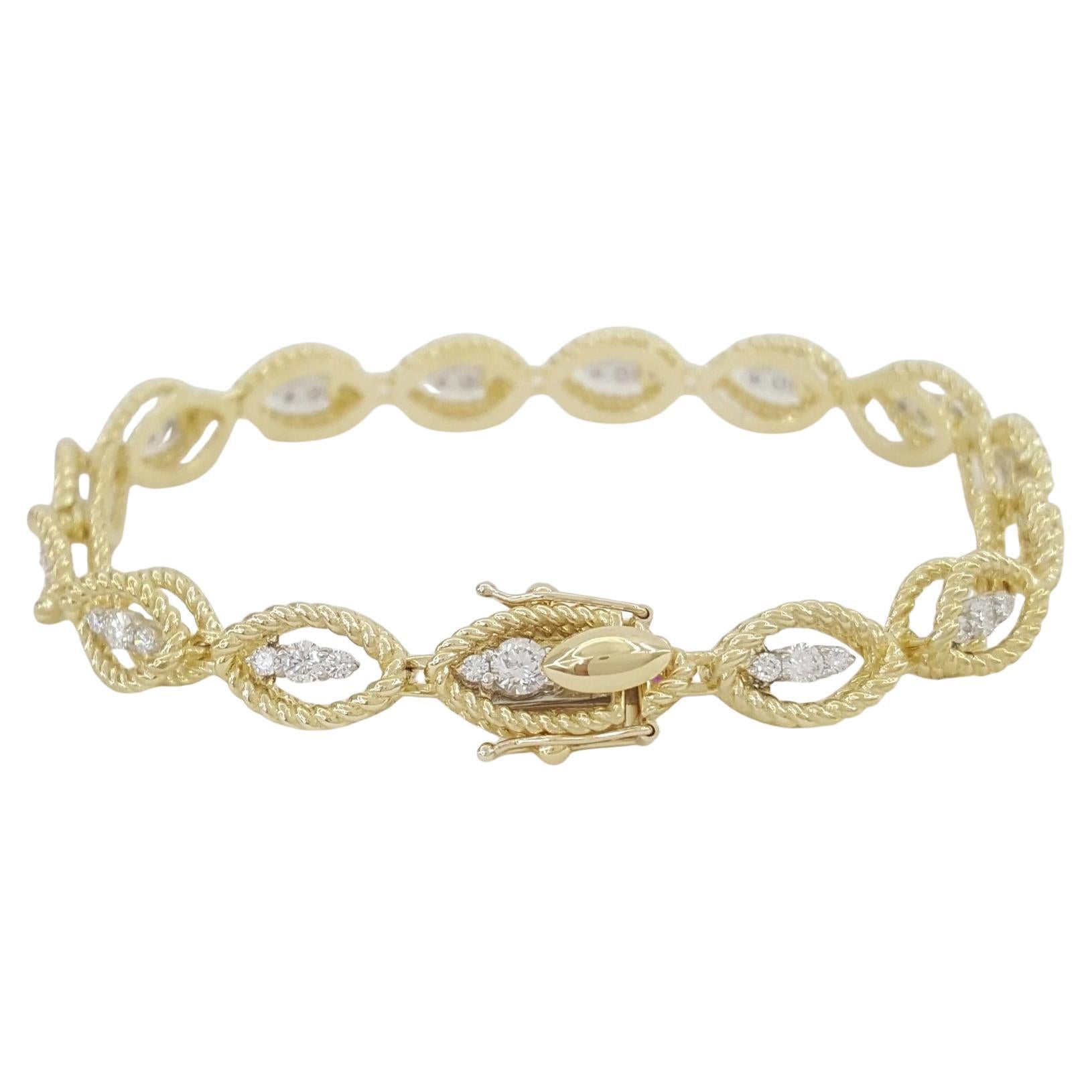 Elegante pulsera de eslabones Barocco de Roberto Coin elaborada en oro amarillo y blanco de 18 quilates. Los eslabones ovalados entrelazados alternan eslabones de oro amarillo pulido con eslabones de oro blanco engastados con 44 diamantes redondos
