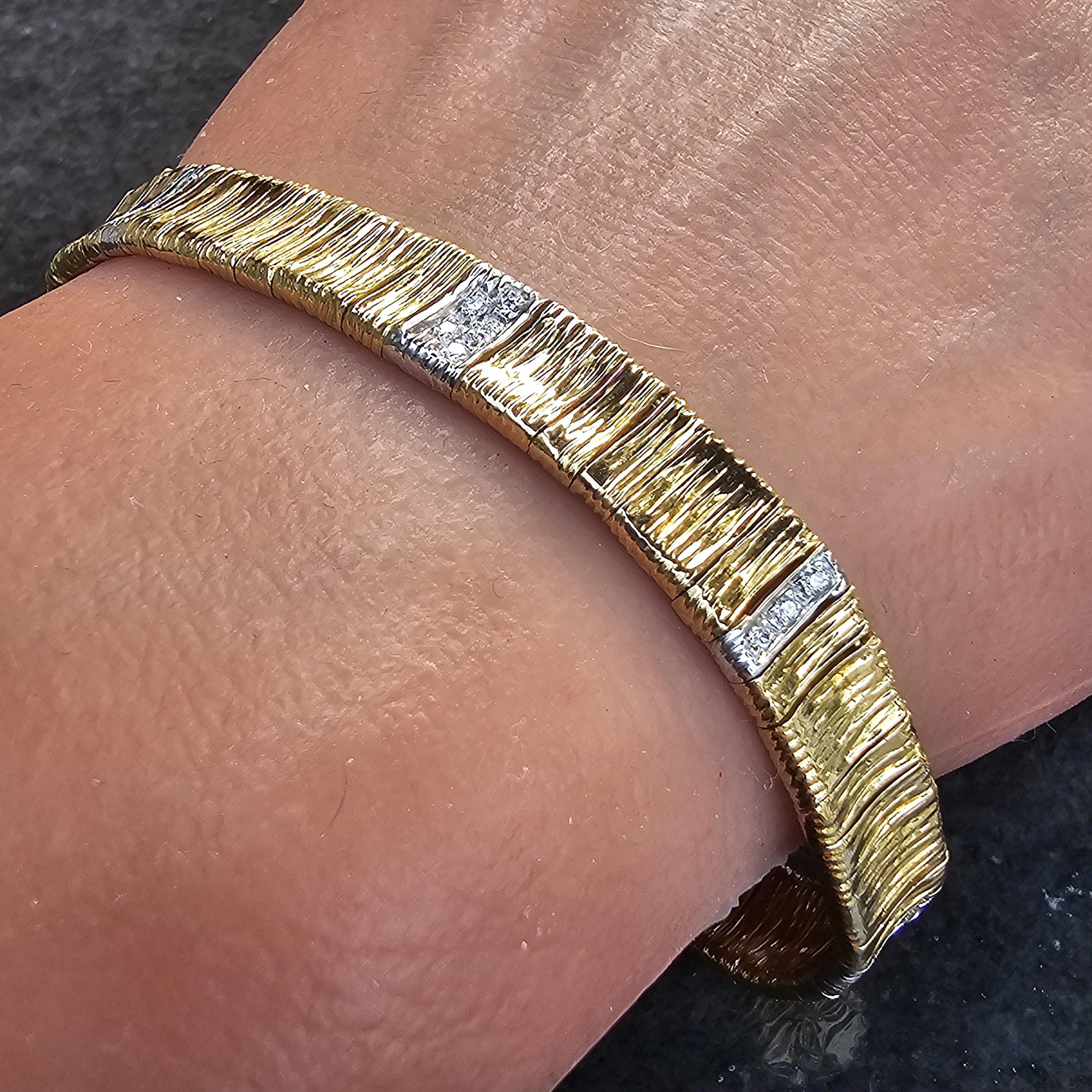 Questo elegante bracciale Roberto Coin è un'aggiunta raffinata a qualsiasi collezione di gioielli. Realizzato in oro giallo e bianco 18 carati, presenta un design strutturato con accenti di diamanti bianchi che aggiungono un tocco di brillantezza.
