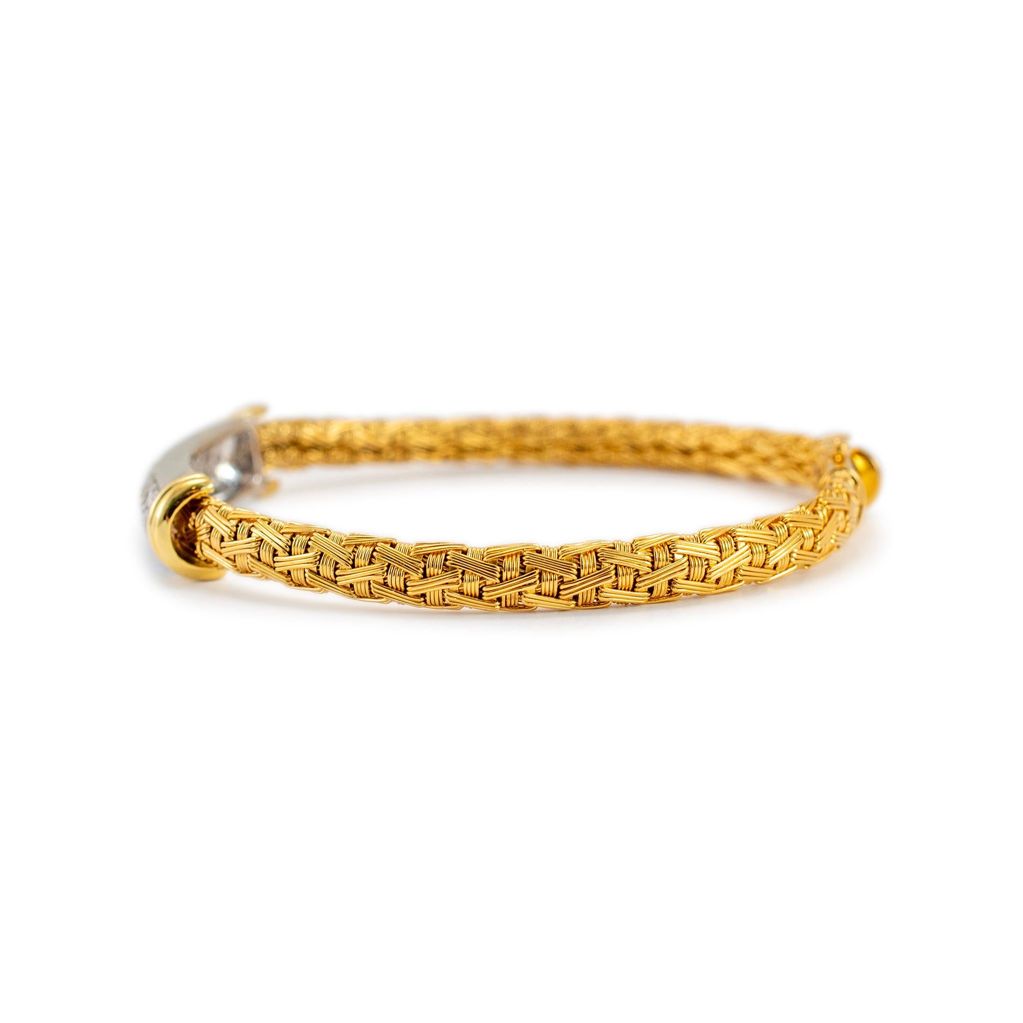 Brand: Roberto Coin

Gender: Unisex

Metal Type: 18K Yellow & White Gold

Length: 6.75 inches

Width: 8.50 mm

Weight: 23.52 grams

One designer made textured & polished 18K white & yellow gold, diamond link bracelet. The metal was tested and