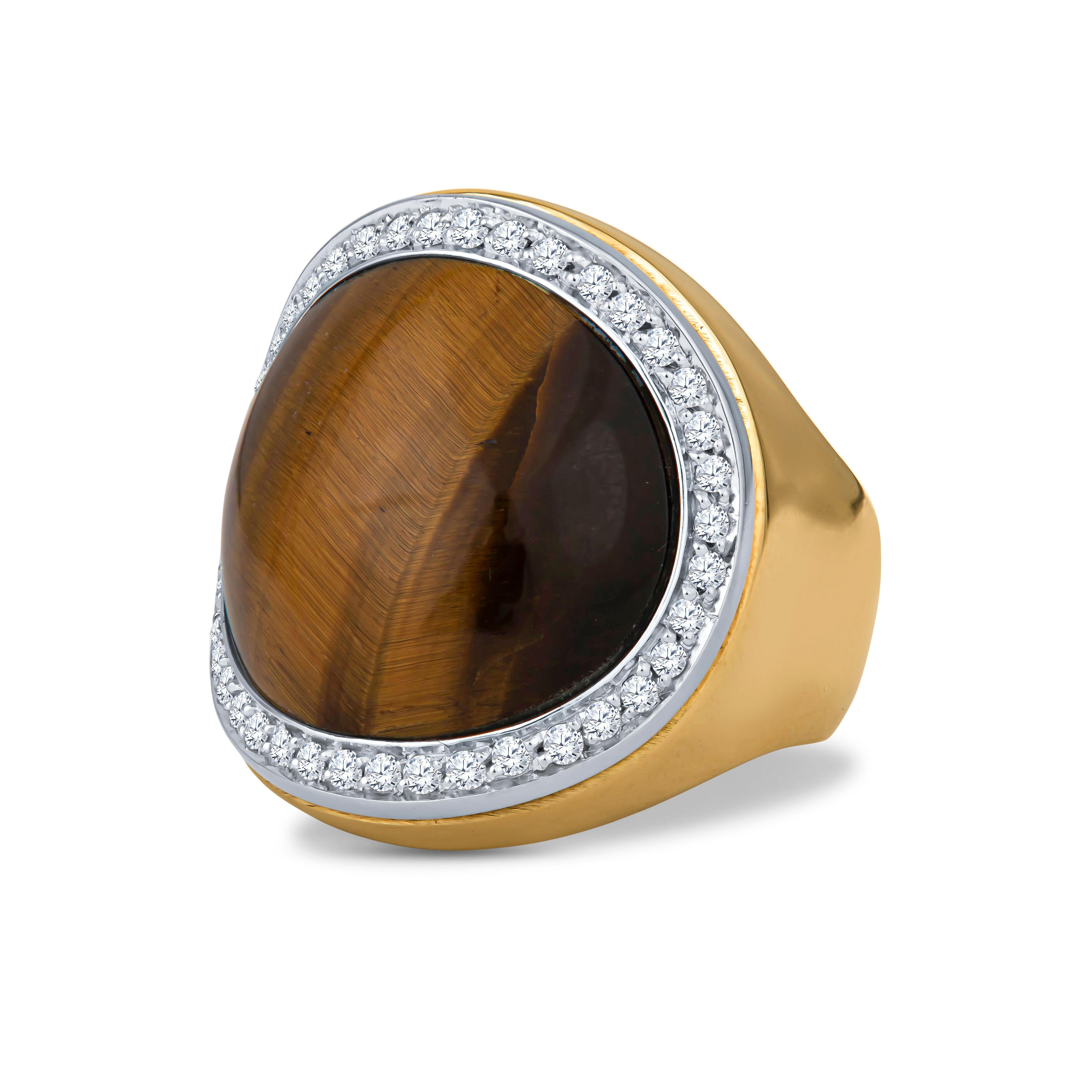 This Roberto Coin ring is made of 18kt yellow gold, with tiger's eye quartz surrounded by a round diamond halo. It's inscribed 