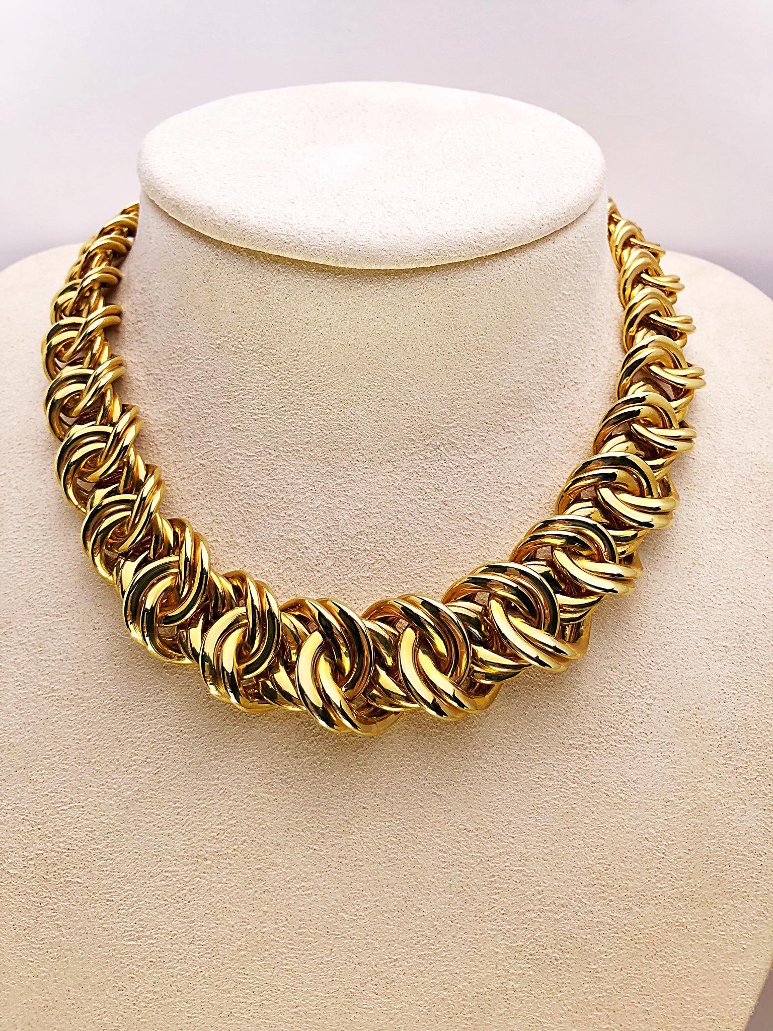 18 KT yellow gold Roberto Coin double knot chain link necklace. 
The necklace measures 17