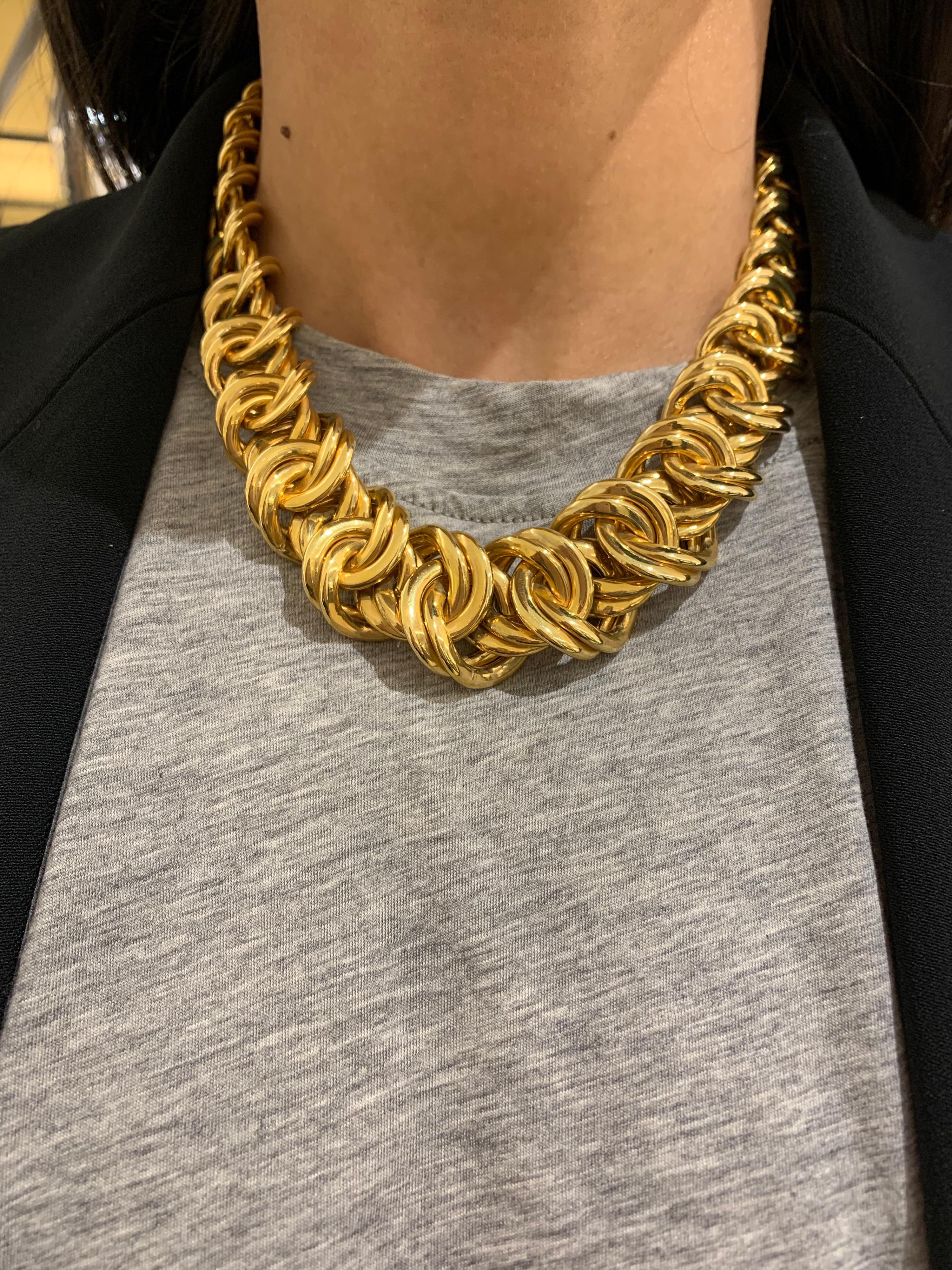 Roberto Coin 1990s 18 Karat Yellow Gold Double Knot Chain Link Necklace In New Condition In New York, NY