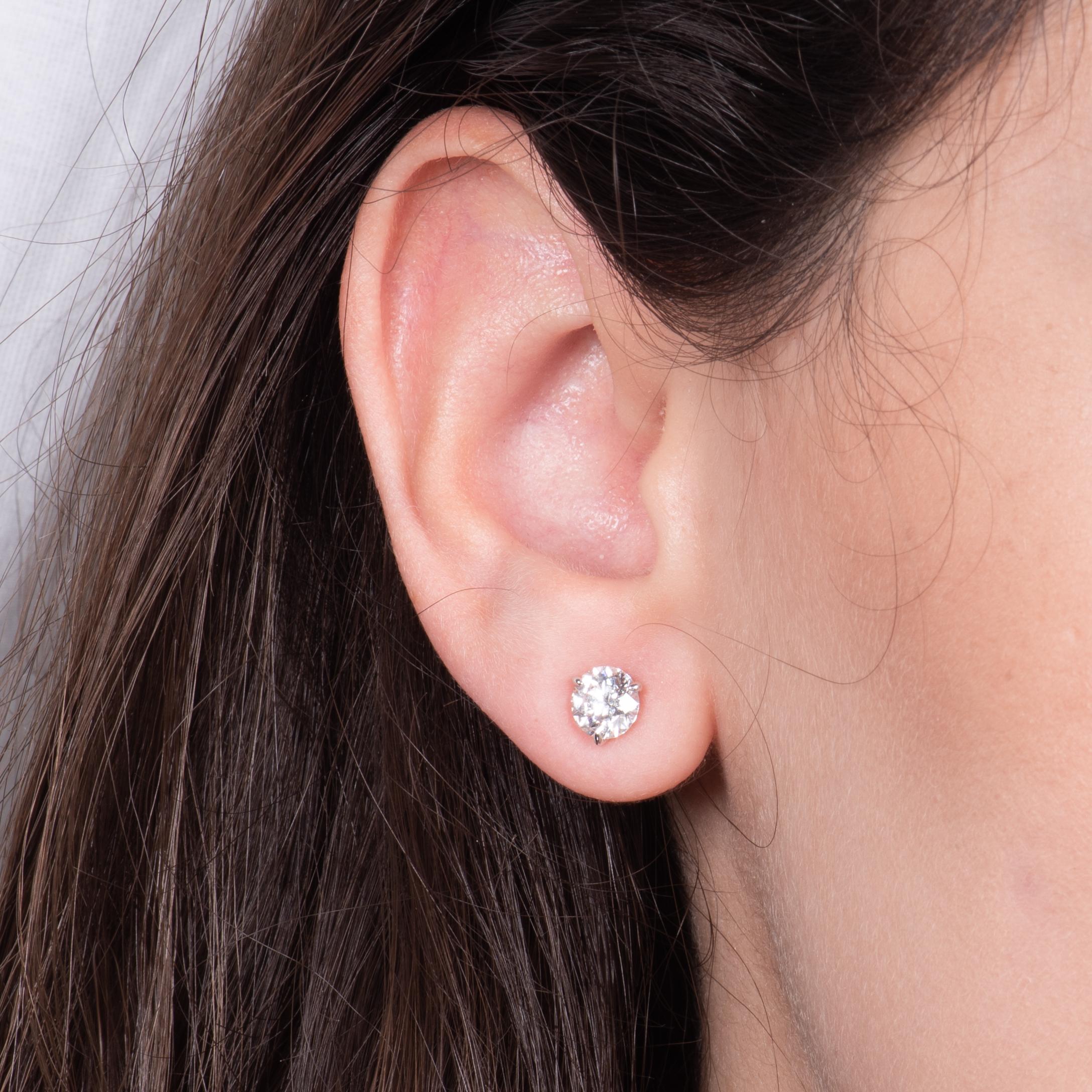 Ces boucles d'oreilles en diamant Roberto Coin de taille ronde et brillante ont un poids total de 2,00ct (F SI1) et sont serties dans de l'or blanc 18kt. Les boucles d'oreilles sont en forme de cœur et portent l'inscription 