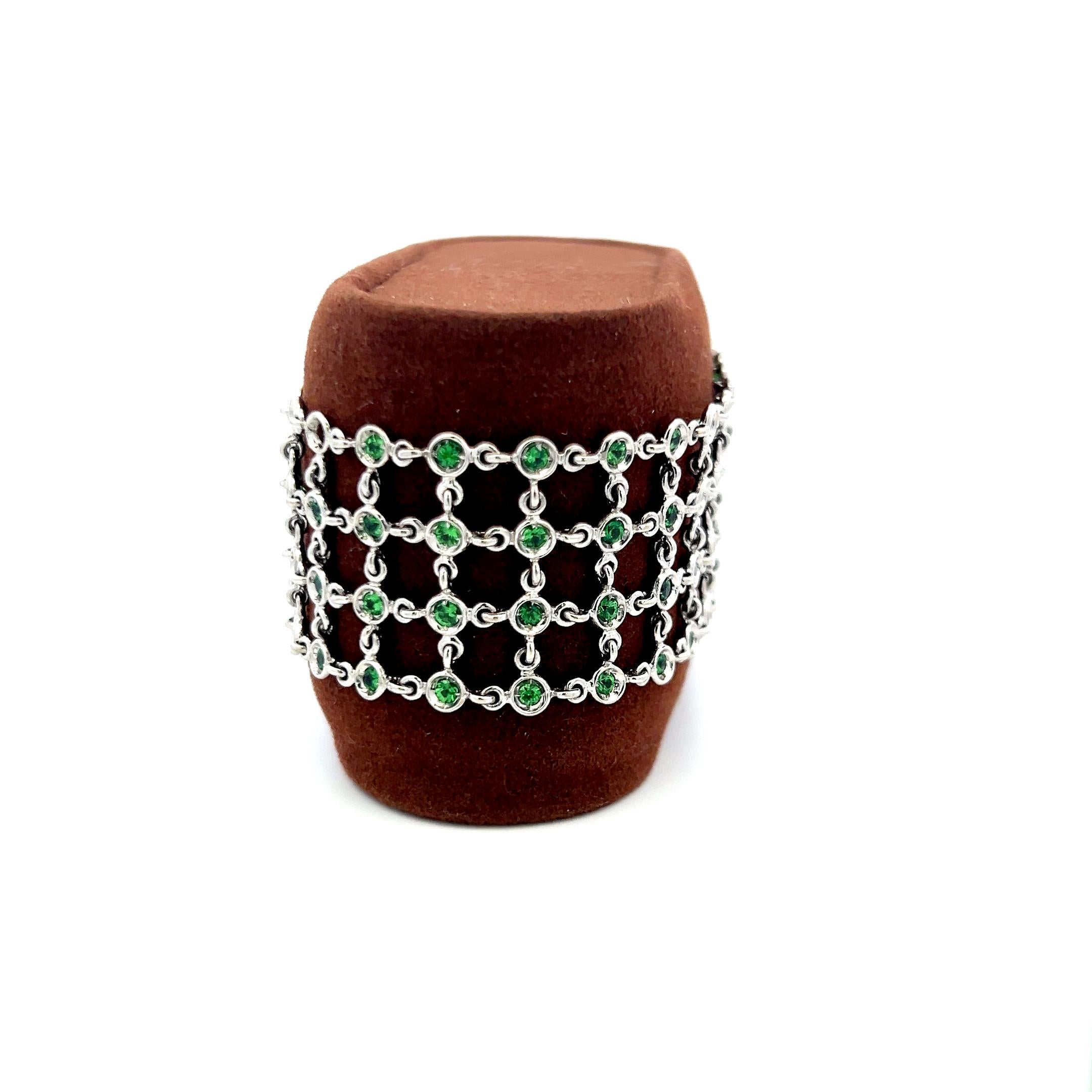 Progettista:
Roberto Coin
Titolo:
Roberto Coin - Bracciale a maglie in oro bianco 18 carati da 2,25 carati tondi e brillanti
Stile:
Collegamento
Metallo:
Oro bianco 18 carati
Gemma 1:
2,25 Carati TSAV
Numero di pietre:
74
Forma:
Brillante