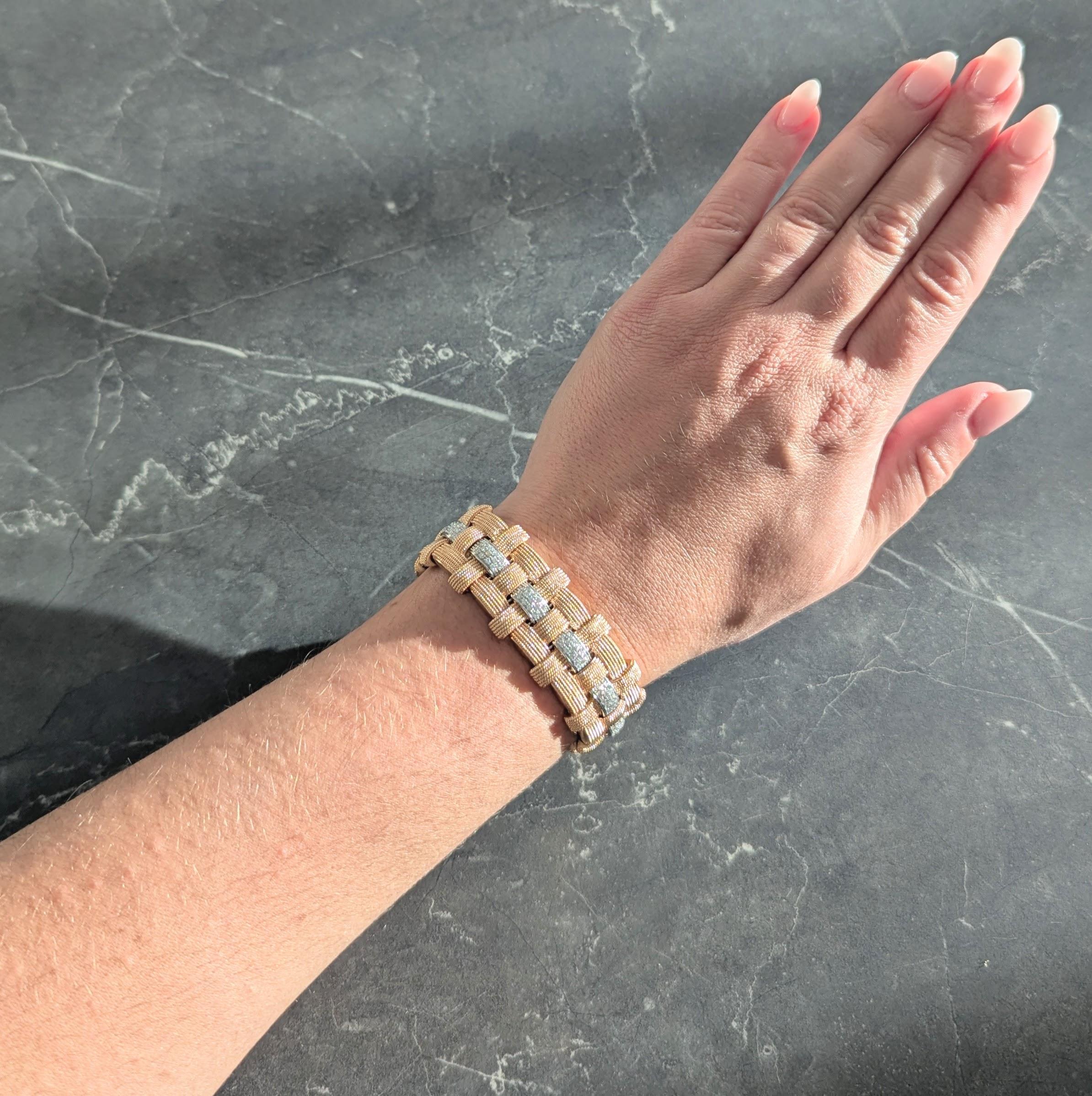 Motif en forme de panier composé de segments de corde torsadée en or jaune.
Whiting : bande centrale en or blanc pavée de diamants ronds de taille brillant.
Avec des diamants supplémentaires sertis en pavé dans le fermoir à charnière.
Poids total