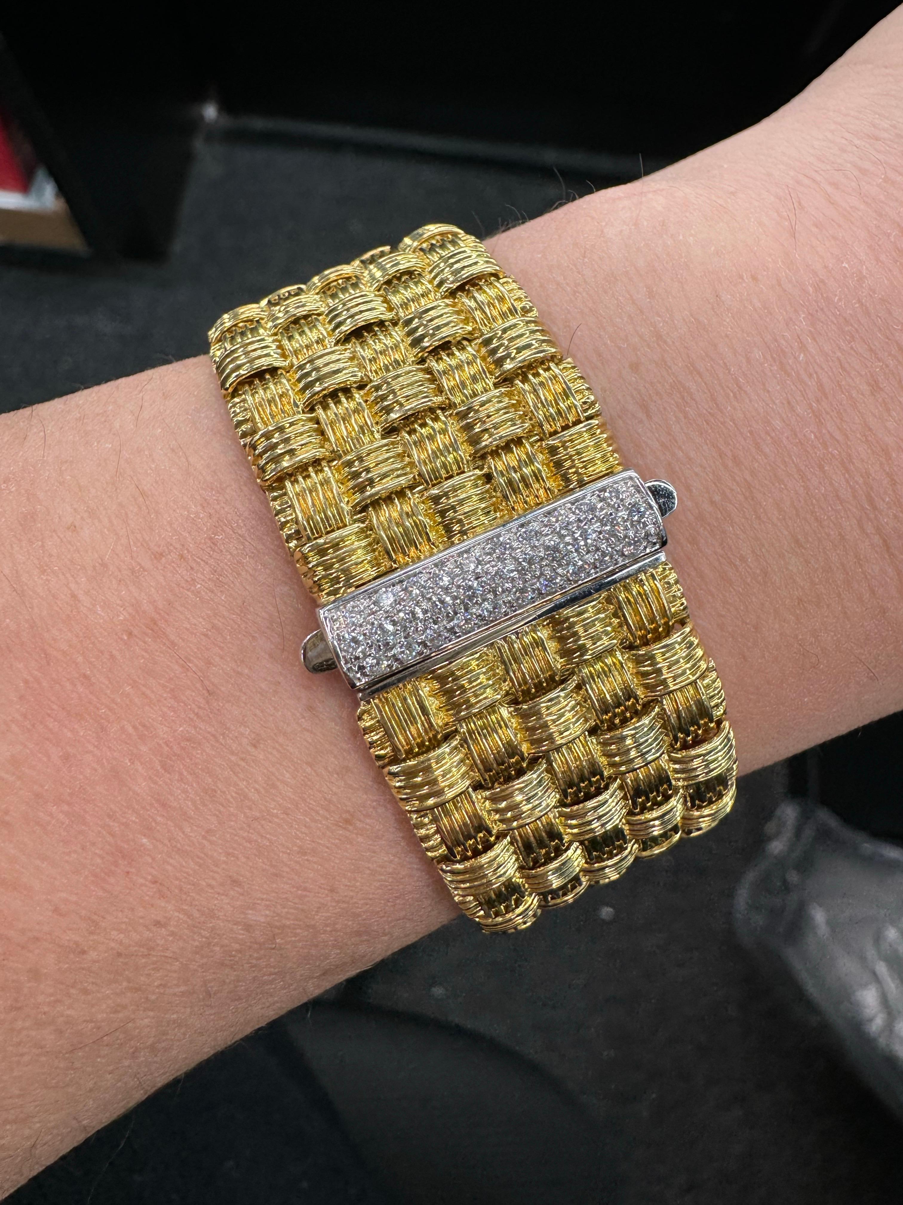 Issu de la Collection Appassionata, ce bracelet Robert Coin présente 5 rangées de maillons à motifs tissés, avec le fermoir en diamant signature et le Rubis à l'intérieur. Bracelet confortable à porter et d'un poids agréable. 

94,4 grammes 
7.25