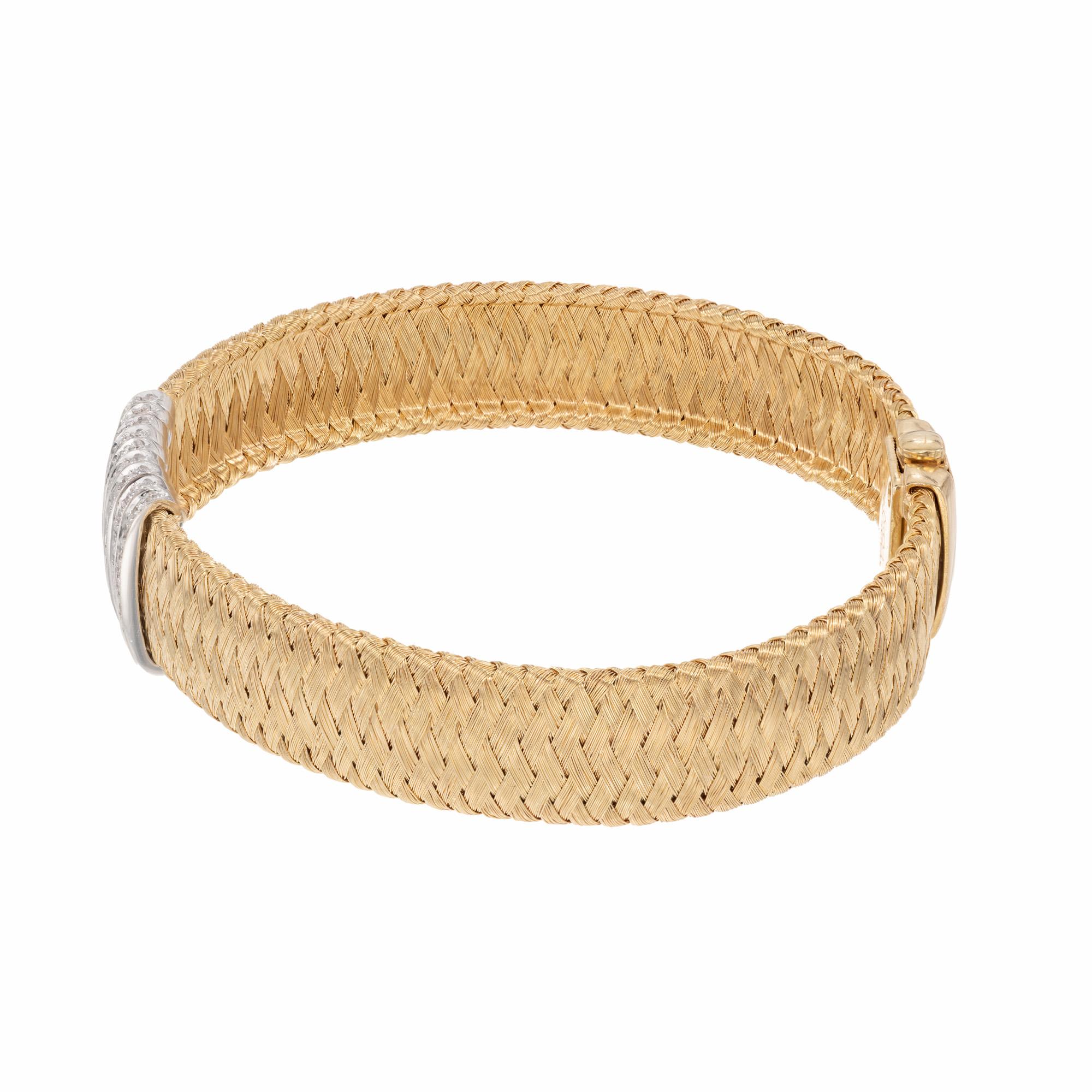 Excellent bracelet en diamant Roberto Coin, avec un tissage de soie à neuf rangs pour simuler une maille de soie. Serti de 99 diamants ronds de pleine taille d'un poids total de 0,50 ct. et du rubis rouge signé Roberto Coin. Le bracelet est en or