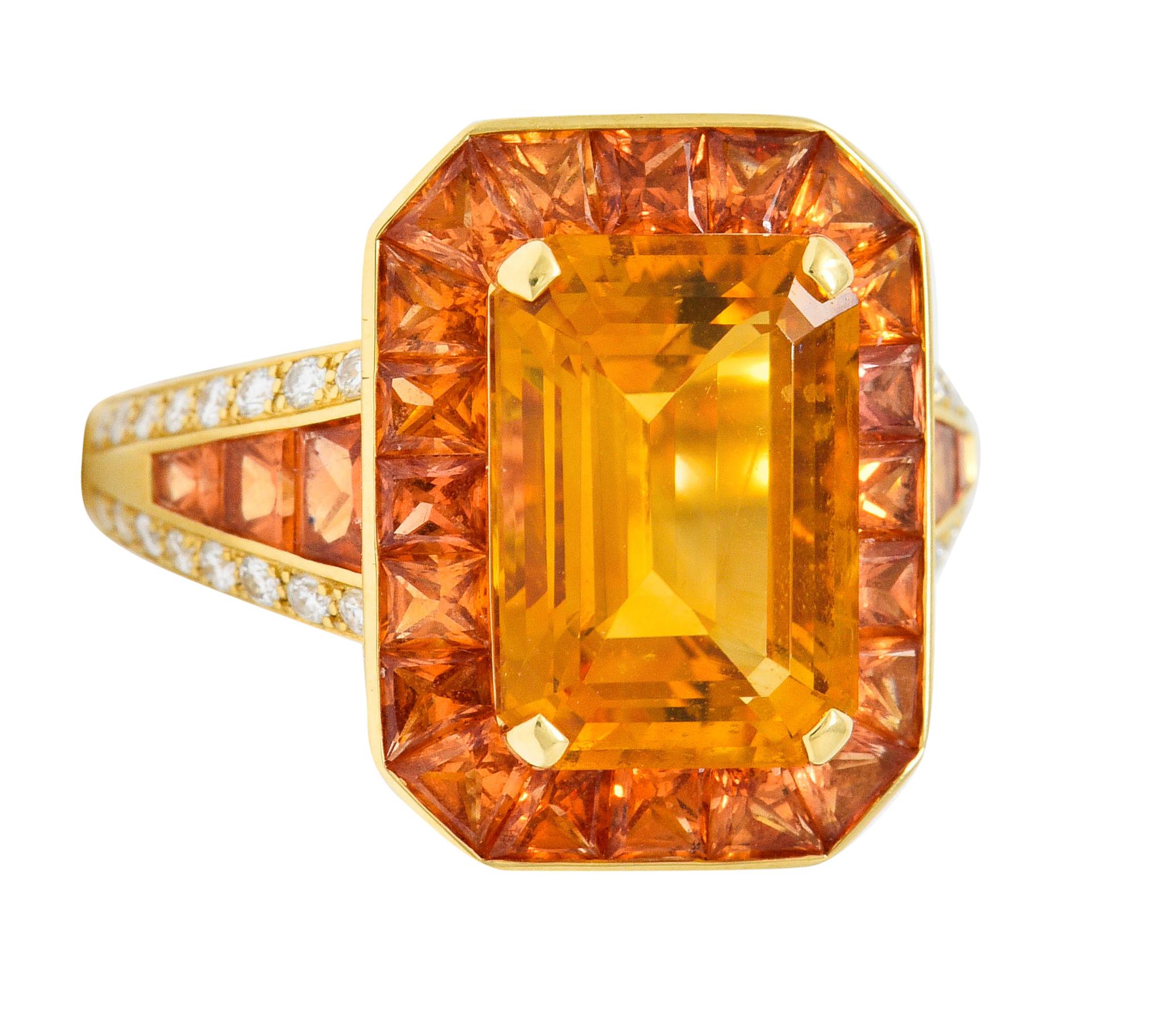 In der Mitte ein Citrin im Smaragdschliff mit einem Gewicht von 3,60 Karat; transparent und leuchtend orange

Umgeben und flankiert von orangefarbenen Saphiren im Kaliberschliff mit einem Gesamtgewicht von 3,00 Karat; gut aufeinander abgestimmt und