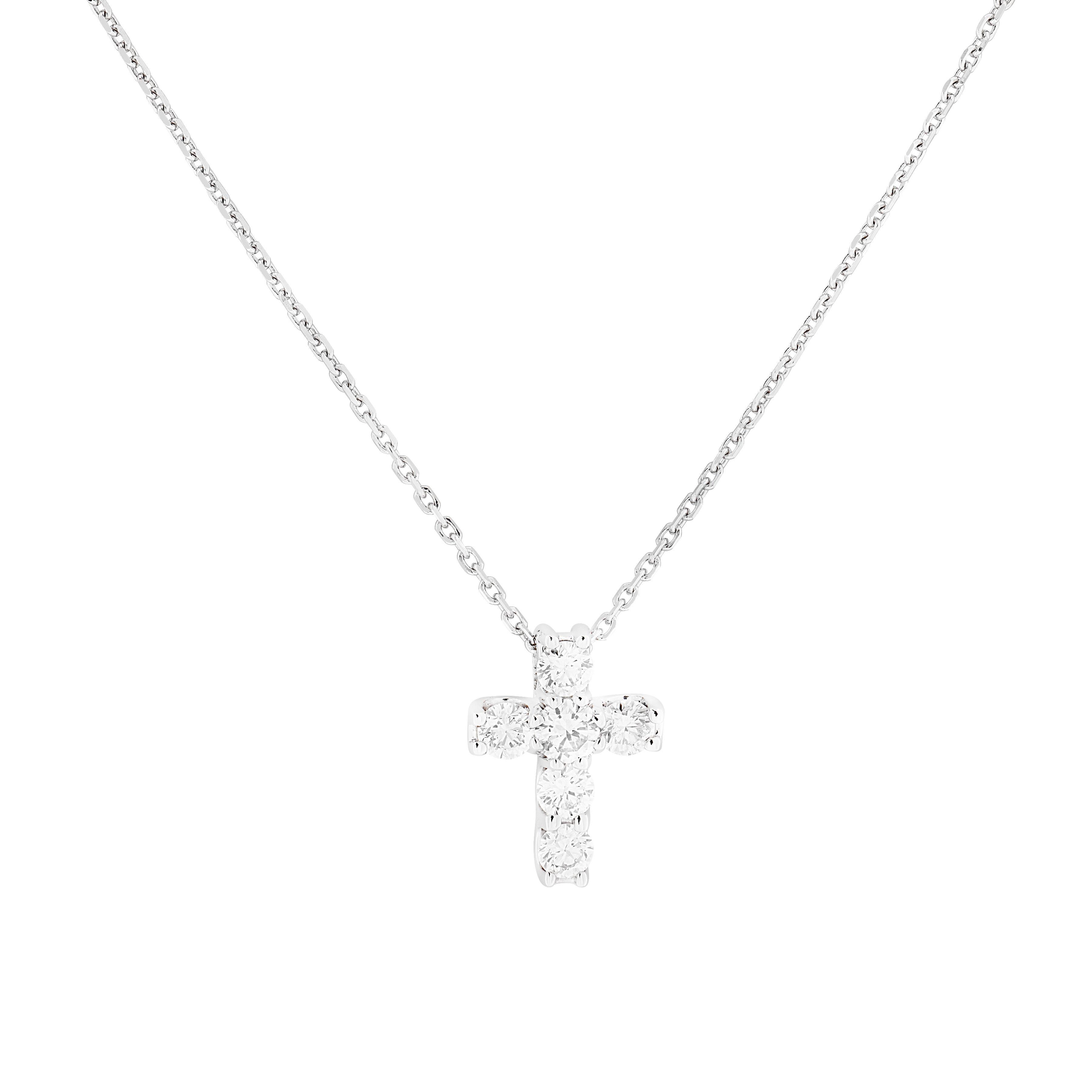 Realizzato con eleganza da Roberto Coin, questo elegante pendente a forma di croce è realizzato in luminoso oro bianco 18 carati e sfoggia sei diamanti rotondi con taglio a brillante per un totale di circa 0,90 carati. I diamanti hanno un bel colore