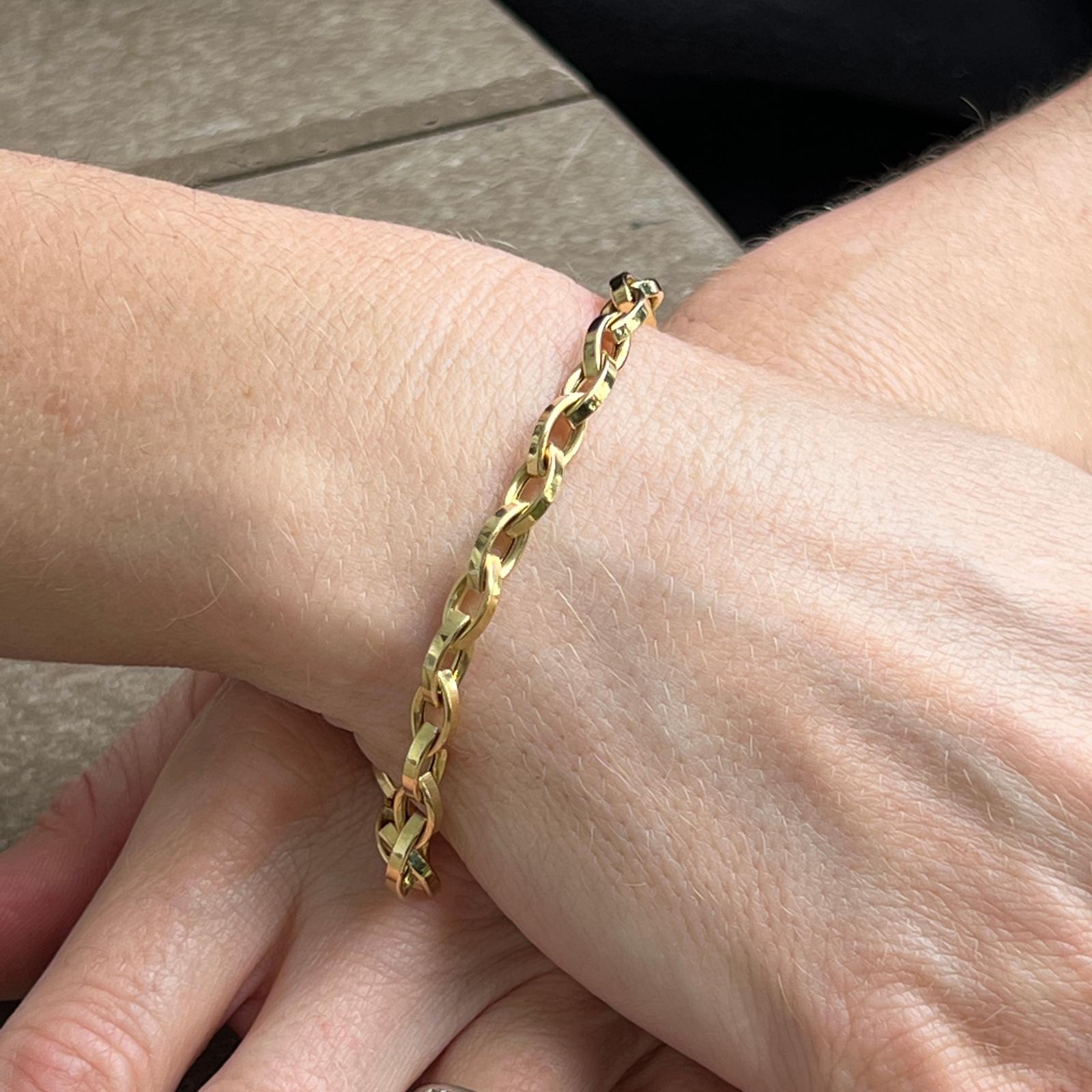 Roberto Coin Almond Link bracelet fashioned in 18 karat yellow gold. The bracelet features almond shape links, and measures 7 inches in length. The ruby hallmark is on the clasp. This is a current piece from Roberto Coin. 

MSRP: $1,480.00