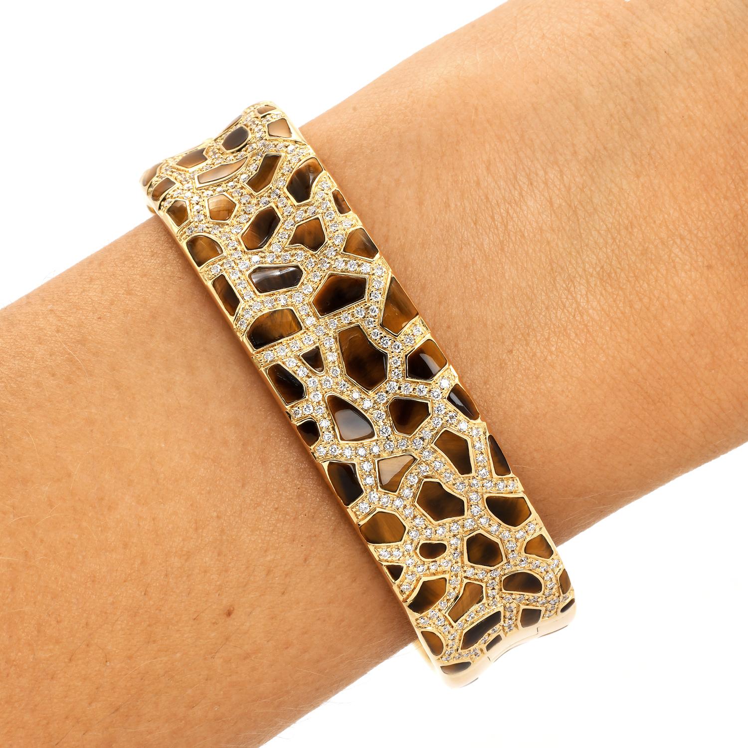 Roberto Coin Bracelet Girafe Animallier à diamants.

Ce magnifique bracelet de collection présente un contraste entre l'or, le diamant et la pierre précieuse Œil de tigre.

Un bracelet moyen de style éternel, réalisé en or jaune massif 18K avec une