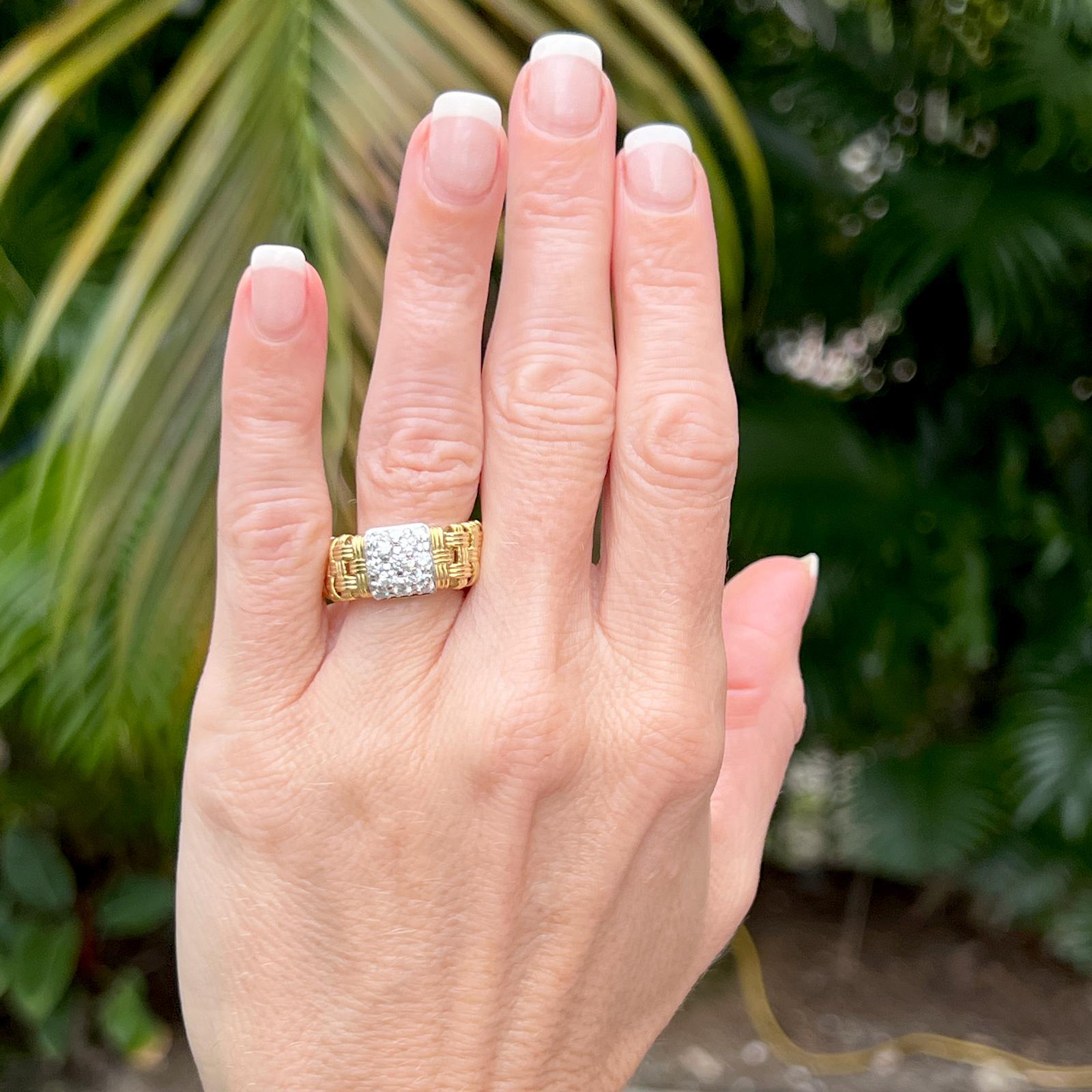 Roberto Coin Appassionata Diamantring aus 18 Karat Gelbgold. Der flexible, geflochtene Ring ist mit 13 runden Diamanten im Brillantschliff mit einem Gesamtgewicht von etwa 0,55 Karat besetzt. Der Ring hat die Größe 7,5 und misst 8 mm in der Breite.