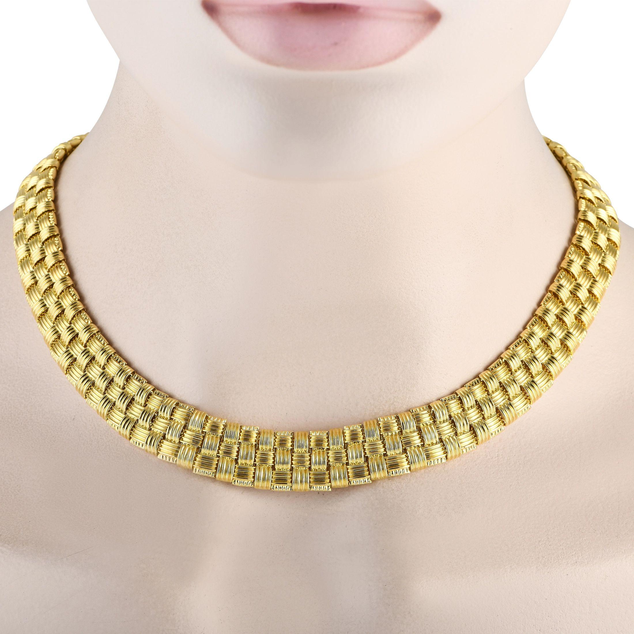 Texturierte Glieder aus 18 Karat Gelbgold in einem atemberaubenden Korbgeflecht sind das Markenzeichen dieser Roberto Coin Appassionata Halskette. Diese schlichte, atemberaubende Halskette (15,5 cm) ist mit 0,25 Karat funkelnden Diamanten besetzt,