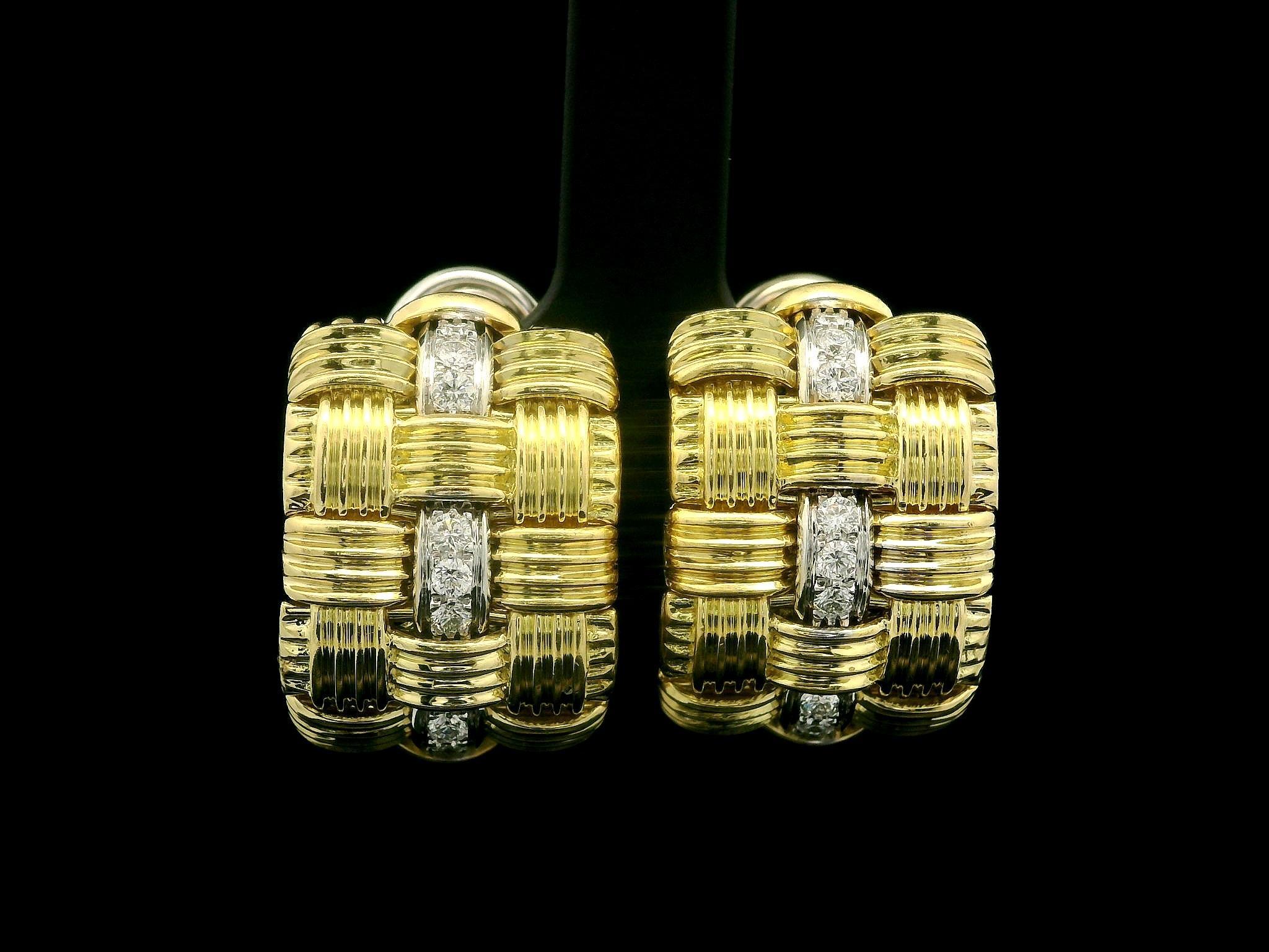 --Piedra(s):--
(2) Piedras Rojas - Corte Marquesa - Engaste Bisel - Color Rojo - En las Espaldas - Para Firmar
(18) Diamantes Genuinos Naturales - Talla Brillante Redonda - Engastados - Bonitos Diamantes Blancos Brillantes - Diamantes Fieros Bien