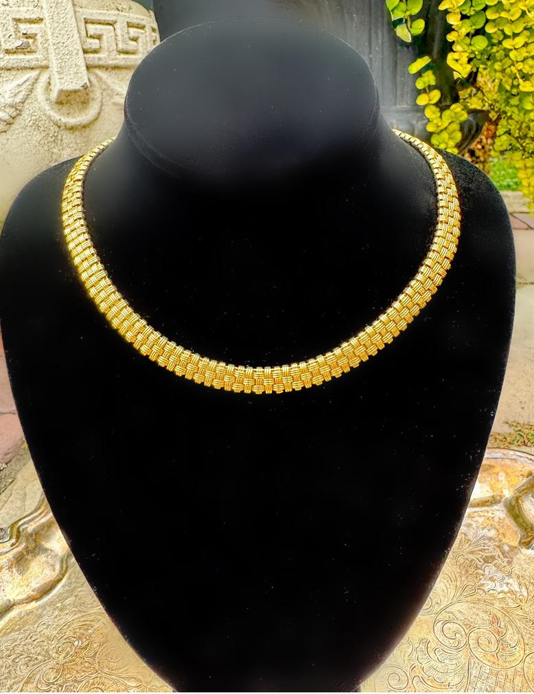 Eleva la tua collezione con la collana Roberto Coin Appassionata Basket Weave, realizzata in oro giallo 18 carati. Questo pezzo dal design sapiente presenta un caratteristico motivo a intreccio di cestini, impreziosito da diamanti accuratamente