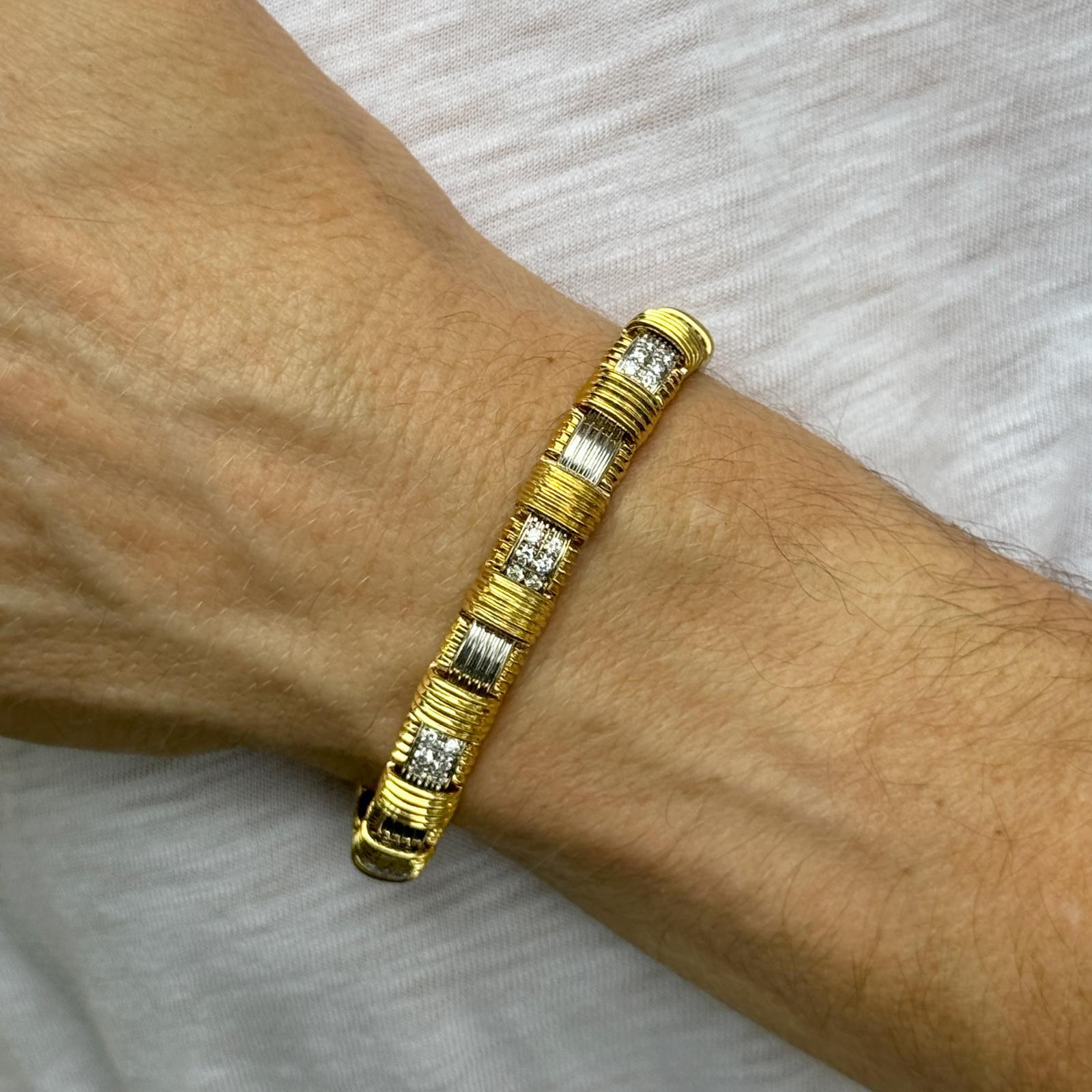 Esta elegante pulsera de oro de 18 quilates en dos tonos de la colección Appassionata de Roberto Coin muestra un diseño refinado y atemporal. La pulsera incorpora 56 diamantes redondos de talla brillante que suman aproximadamente 1,15 quilates, de