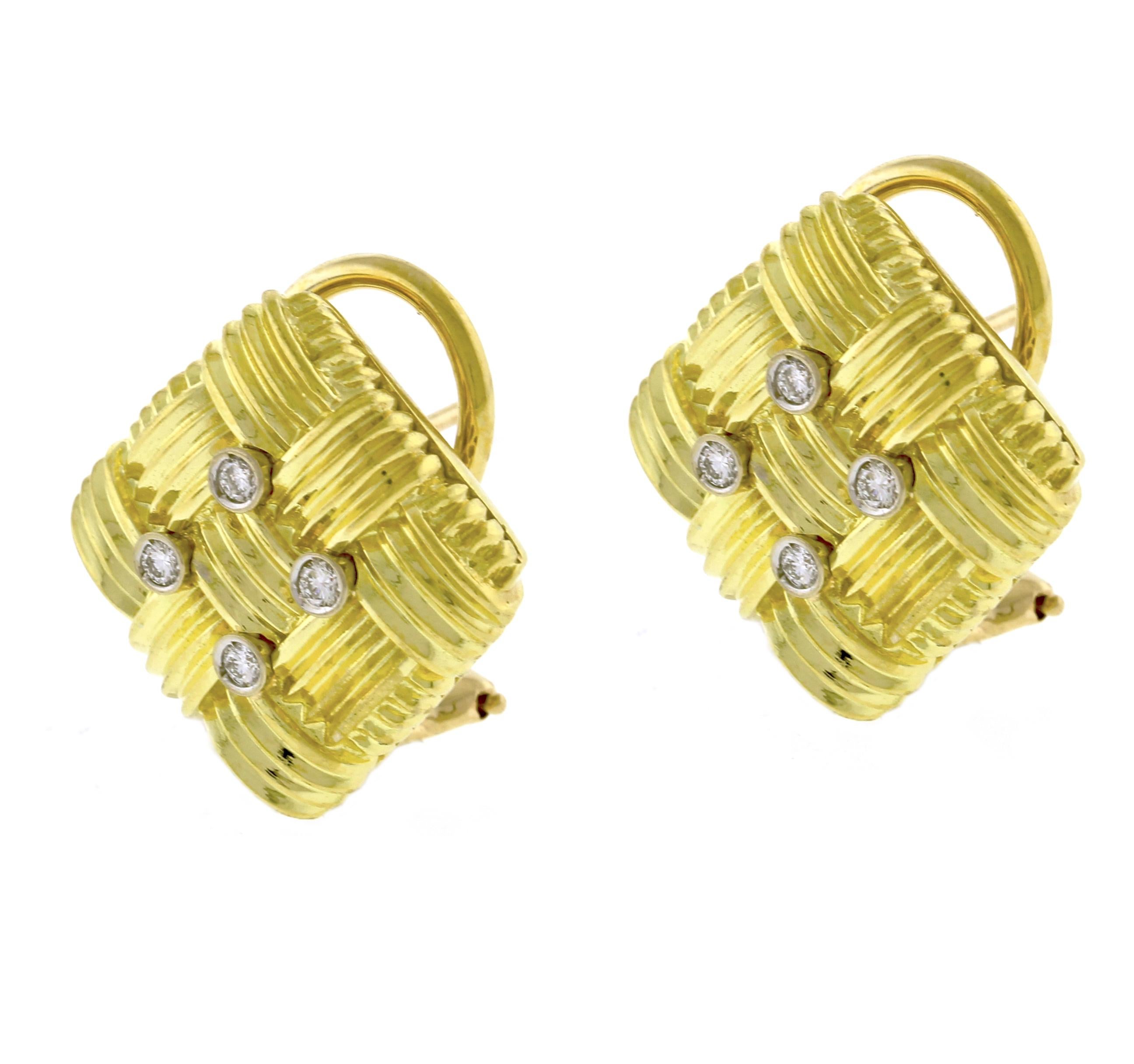 As the name suggests, the Appassionata collection, a true classic from Roberto Coin, is well-suited to “passionate” wearers. Constructed from ribbed, interlocking 18K yellow gold links alternating in a basket-weave design these  earrings have a