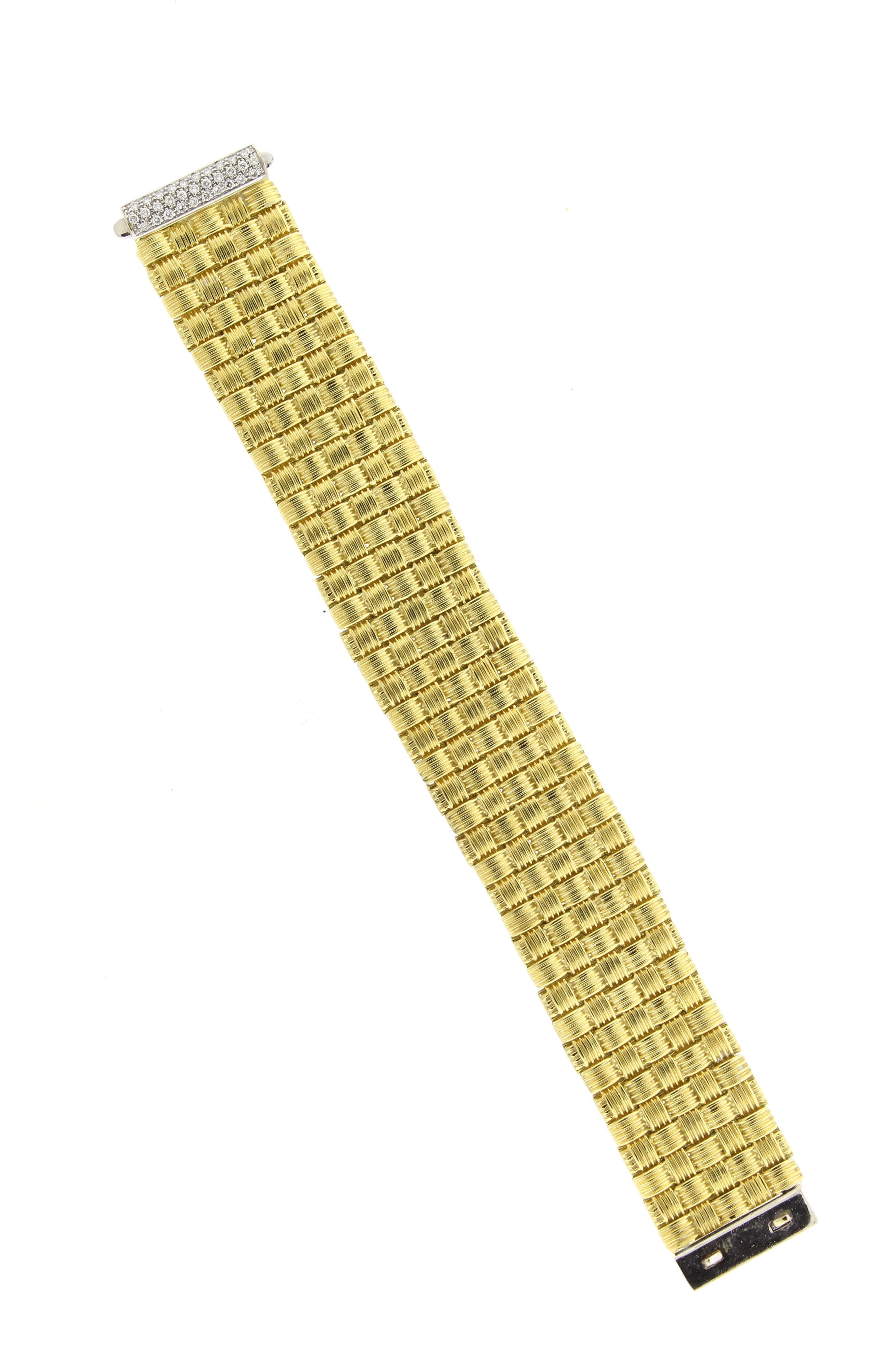 Esta pulsera de diamantes Roberto Coin pertenece a la colección Appassionata. Considerada una obra de arte, la pieza de oro amarillo de 18 quilates presenta cinco hileras tejidas, creando un patrón de tejido de cesta rico y lujoso.
♦ Diseñador: