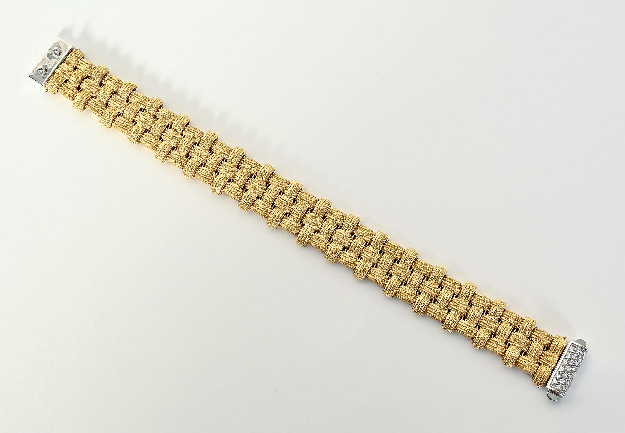 Roberto Coin Armband mit einer dreifachen Reihe aus gewebtem Gold aus seiner ikonischen Appassionata Kollektion. Das Armband ist 9/16