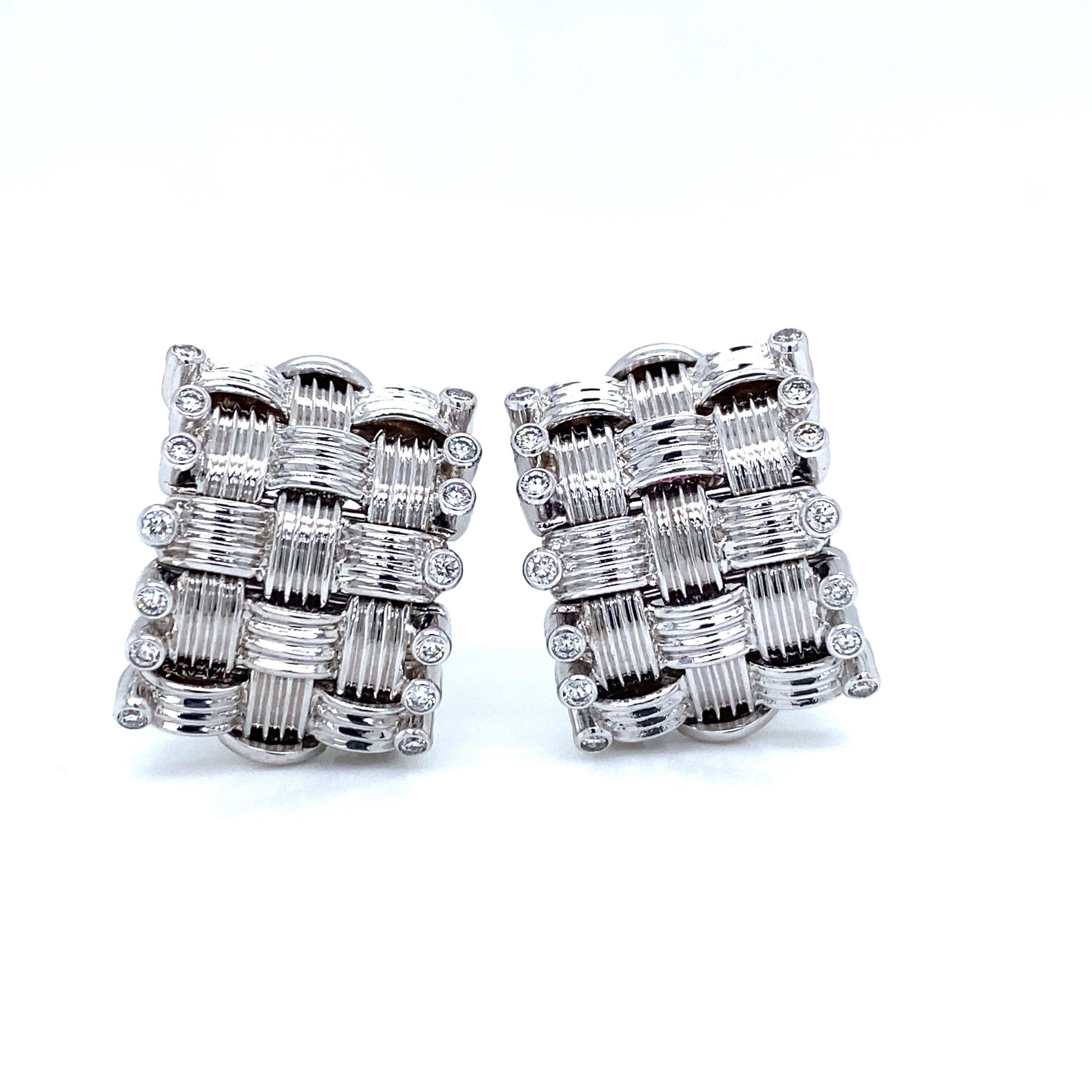 Roberto Coin Appassionata Orecchino con diamante intrecciato in oro bianco 18 carati.  (28) Diamanti rotondi taglio brillante per un peso totale di 0,56 carati, colore G-H e purezza VS sono incastonati con maestria.  Gli orecchini misurano 3/4 di