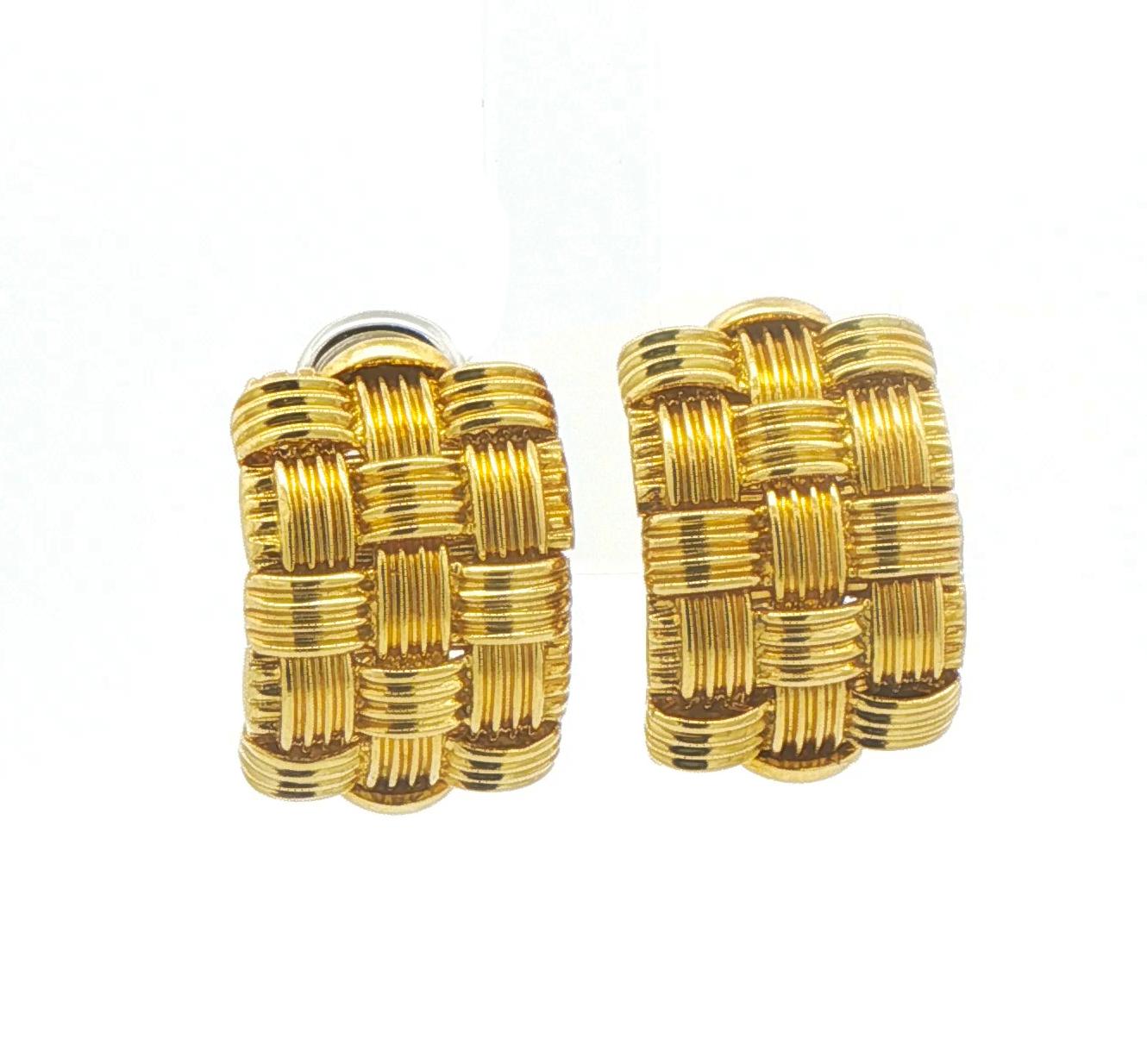 Elaborados en luminoso oro amarillo de 18 quilates, estos icónicos pendientes Appassionata de Roberto Coin muestran el característico motivo tejido del diseñador: una elegante interacción de textura, dimensión y artesanía italiana. Miden 14,3 mm de