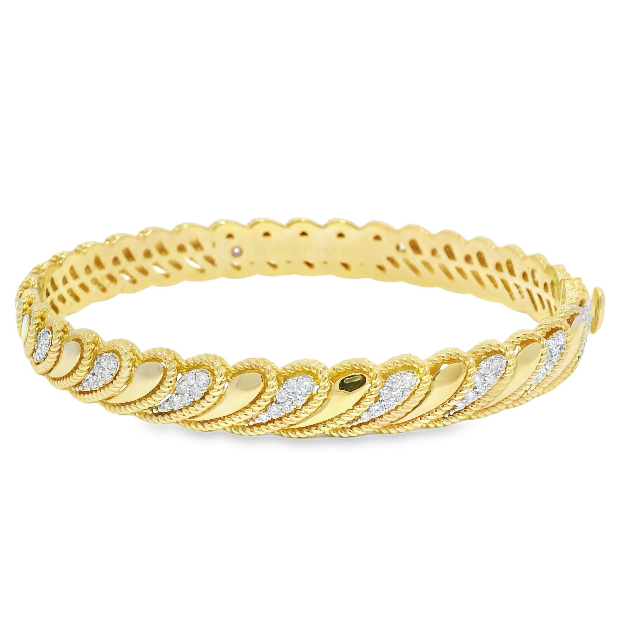 Roberto Coin Bracelet à charnière en or jaune 18k Barocco Byzantine avec diamants

Réalisé en or jaune 18 carats, ce bracelet est orné de magnifiques diamants quasi incolores et d'un fermoir à charnière. Il s'agit d'une autre pièce unique proposée