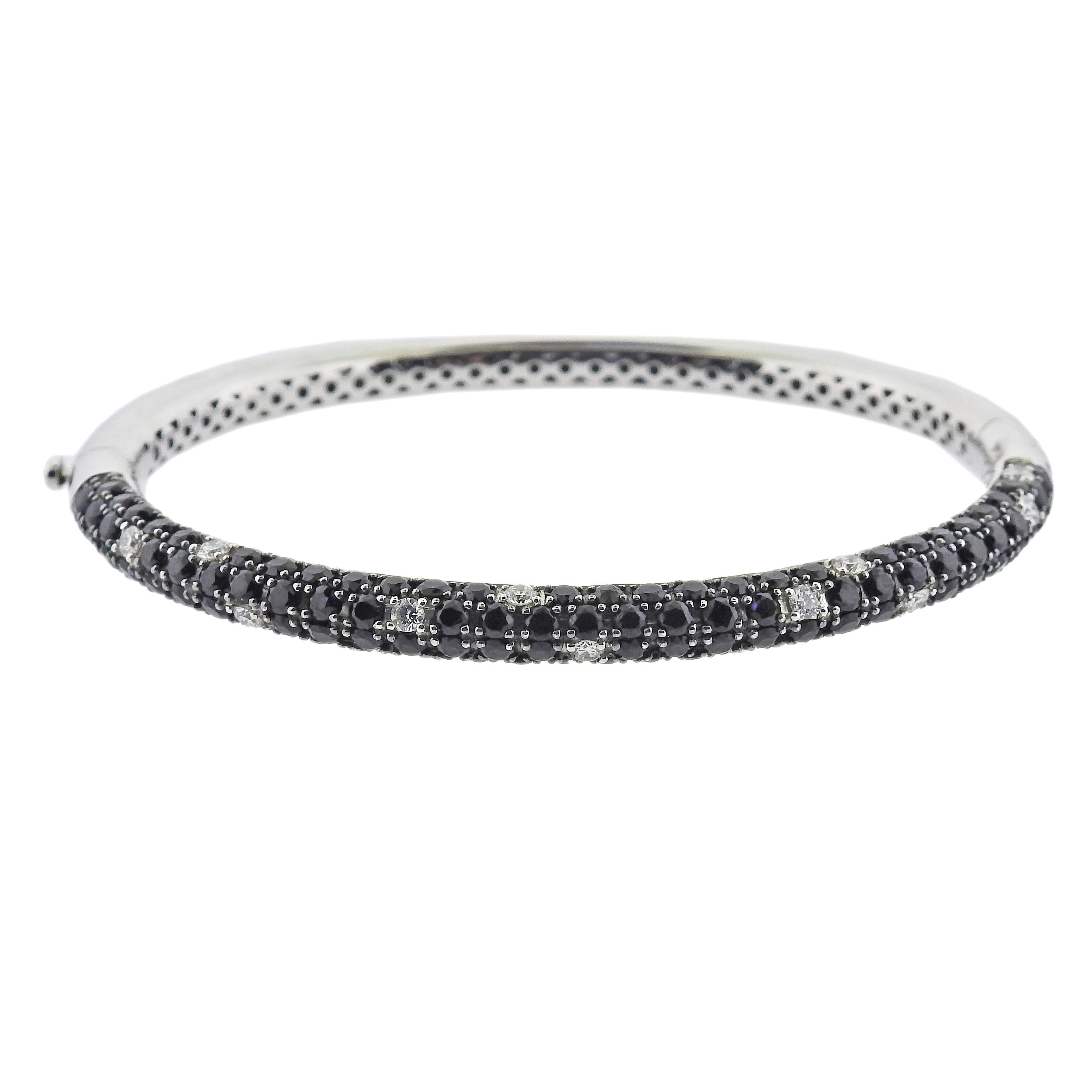 Roberto Coin Armreif, besetzt mit ca. 0,55 ct VS/G Diamanten und 3,24 ct schwarzen Diamanten. Das Armband passt auf ein Handgelenk von ca. 7