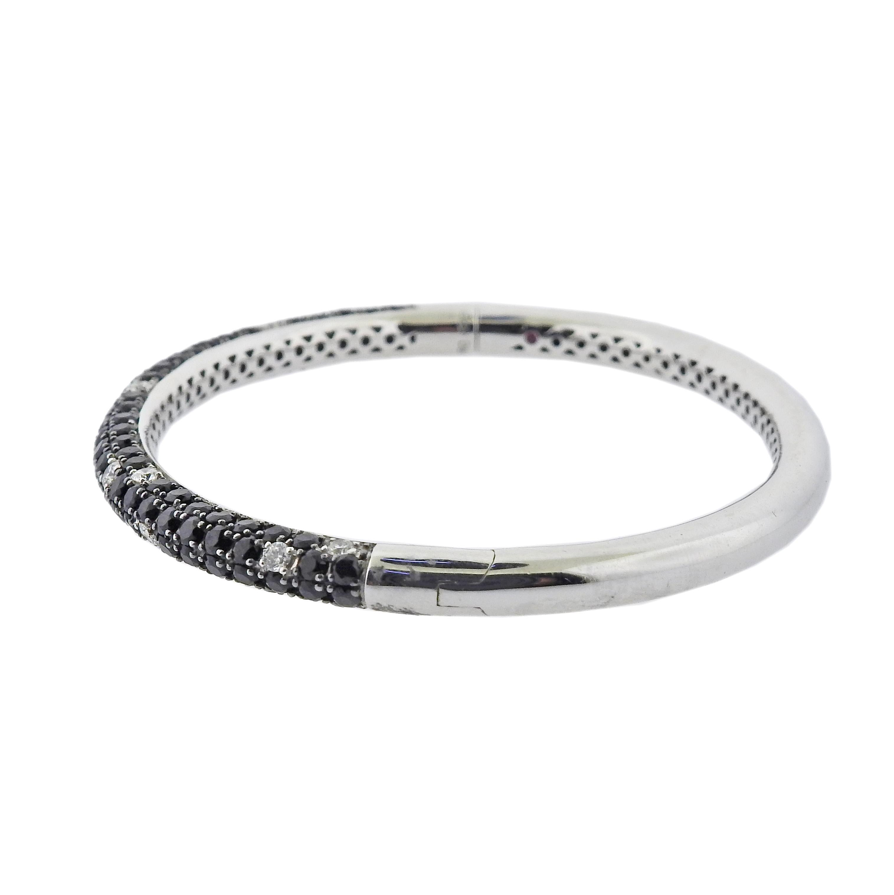 Roberto Coin Armreif aus Gold mit schwarzen und weißen Diamanten im Zustand „Hervorragend“ im Angebot in Lambertville, NJ