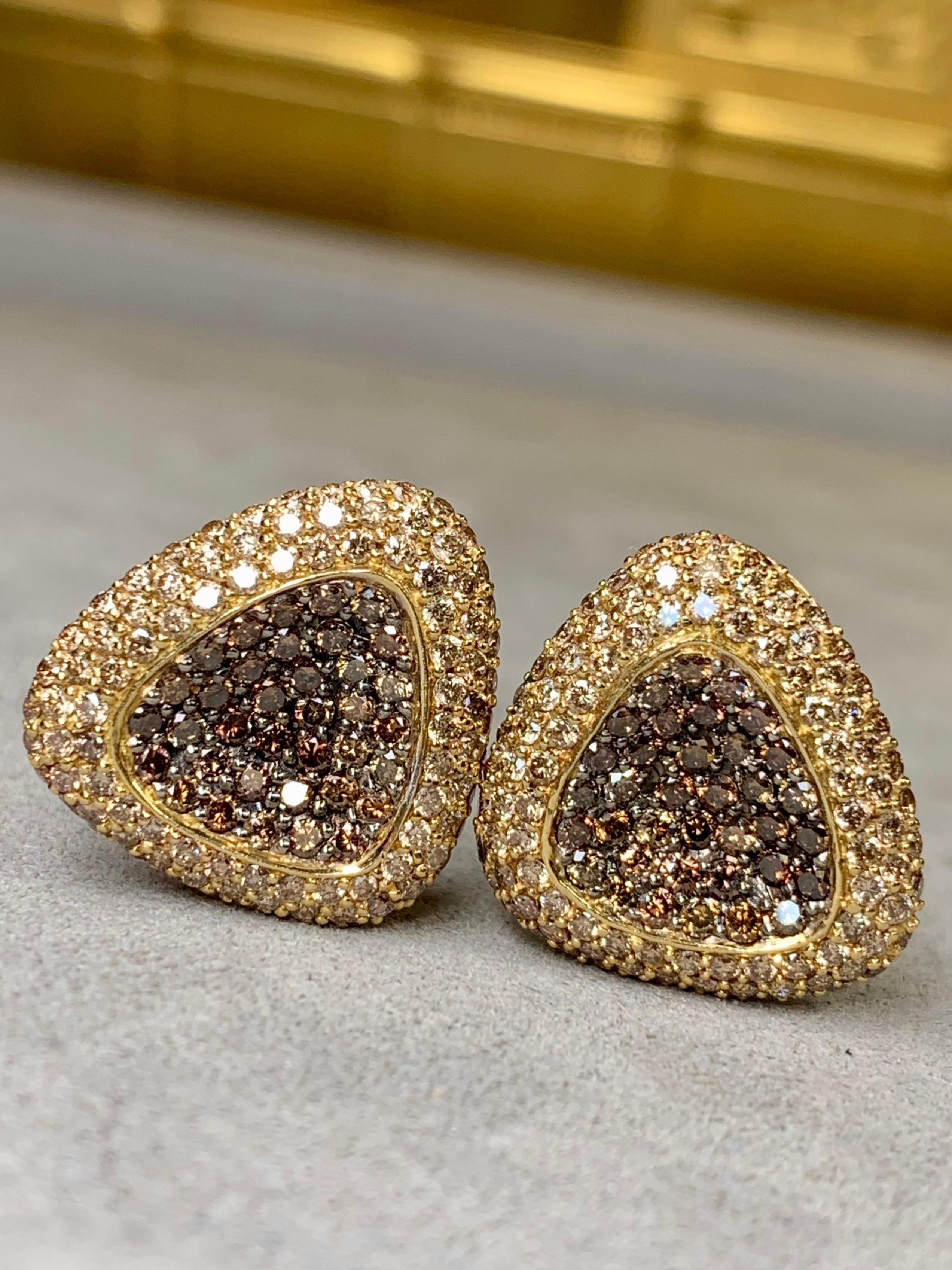 Un bellissimo paio di huggies a forma di triangolo con diamante marrone di Roberto Coin, della collezione Capri. Sono realizzati in oro giallo 18 carati e con un pavé di circa 5,75 carati di diamanti marroni naturali. Hanno schienali a omega con