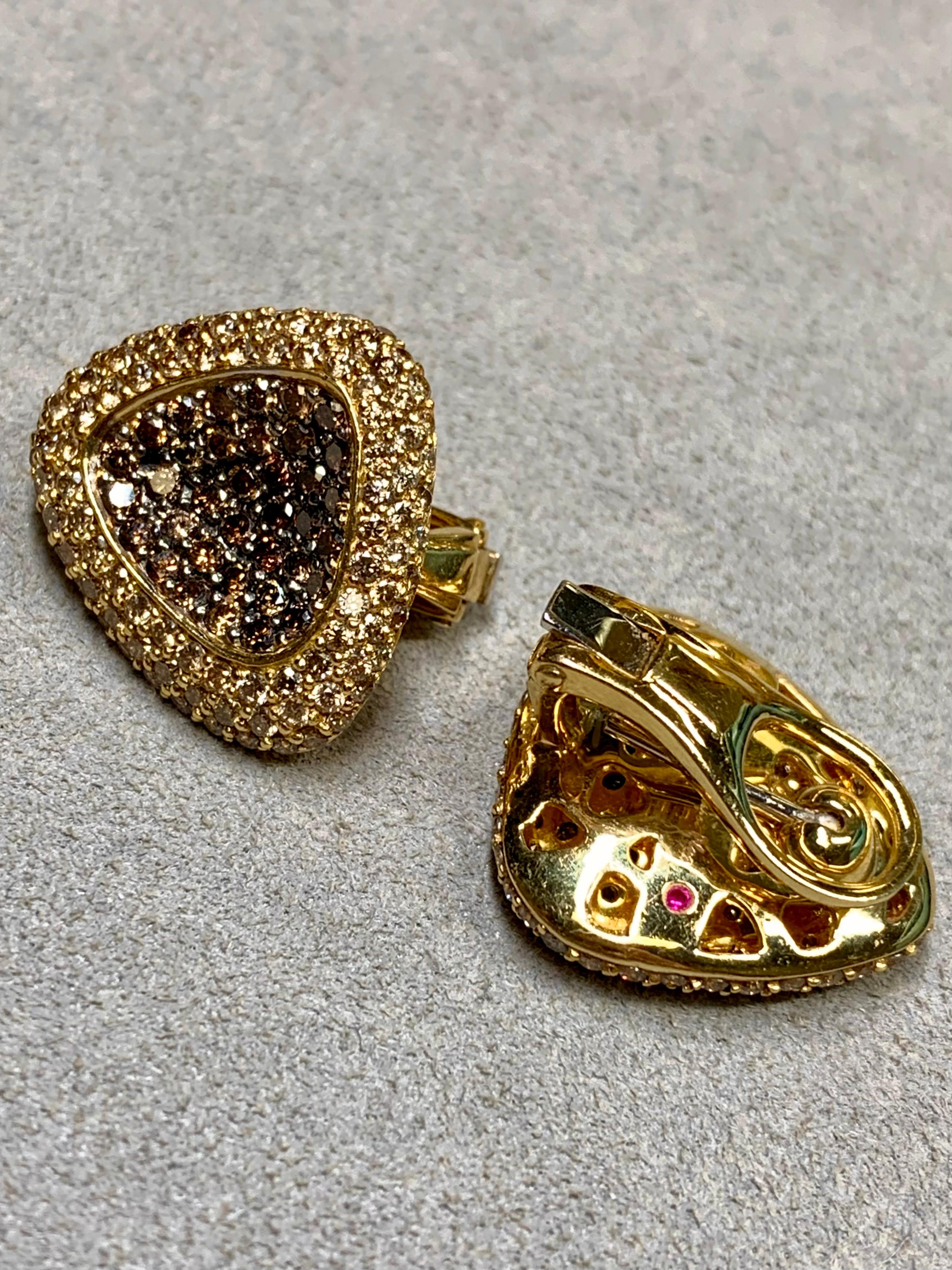 Contemporaneo Roberto Coin Capri 18K Fancy Brown Diamond Angular Omega Back Huggie Orecchini in vendita