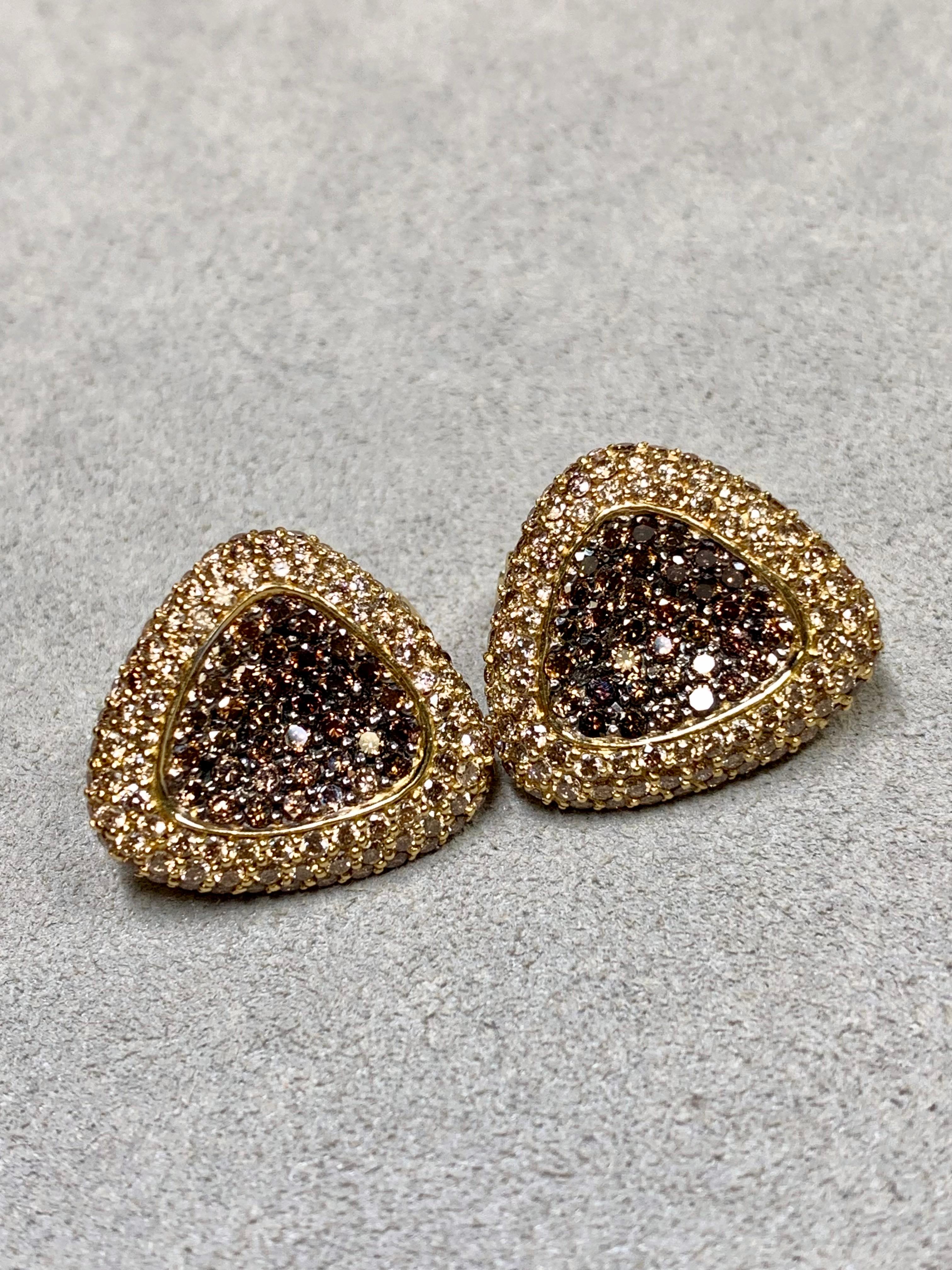 Taglio rotondo Roberto Coin Capri 18K Fancy Brown Diamond Angular Omega Back Huggie Orecchini in vendita