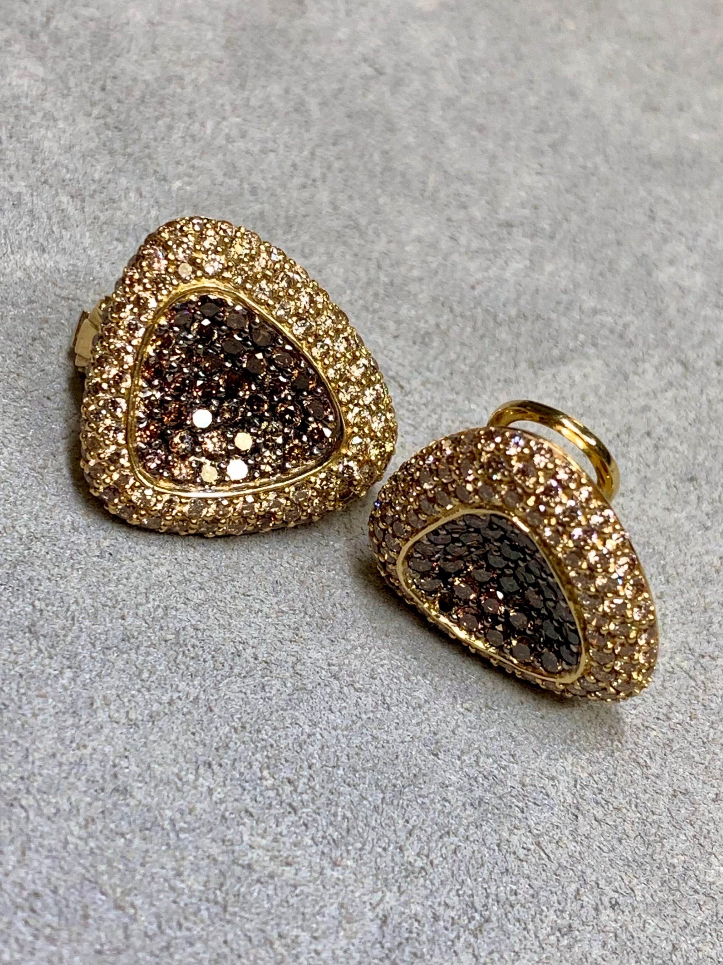 Roberto Coin Capri 18K Fancy Brown Diamond Angular Omega Back Huggie Orecchini in vendita 1
