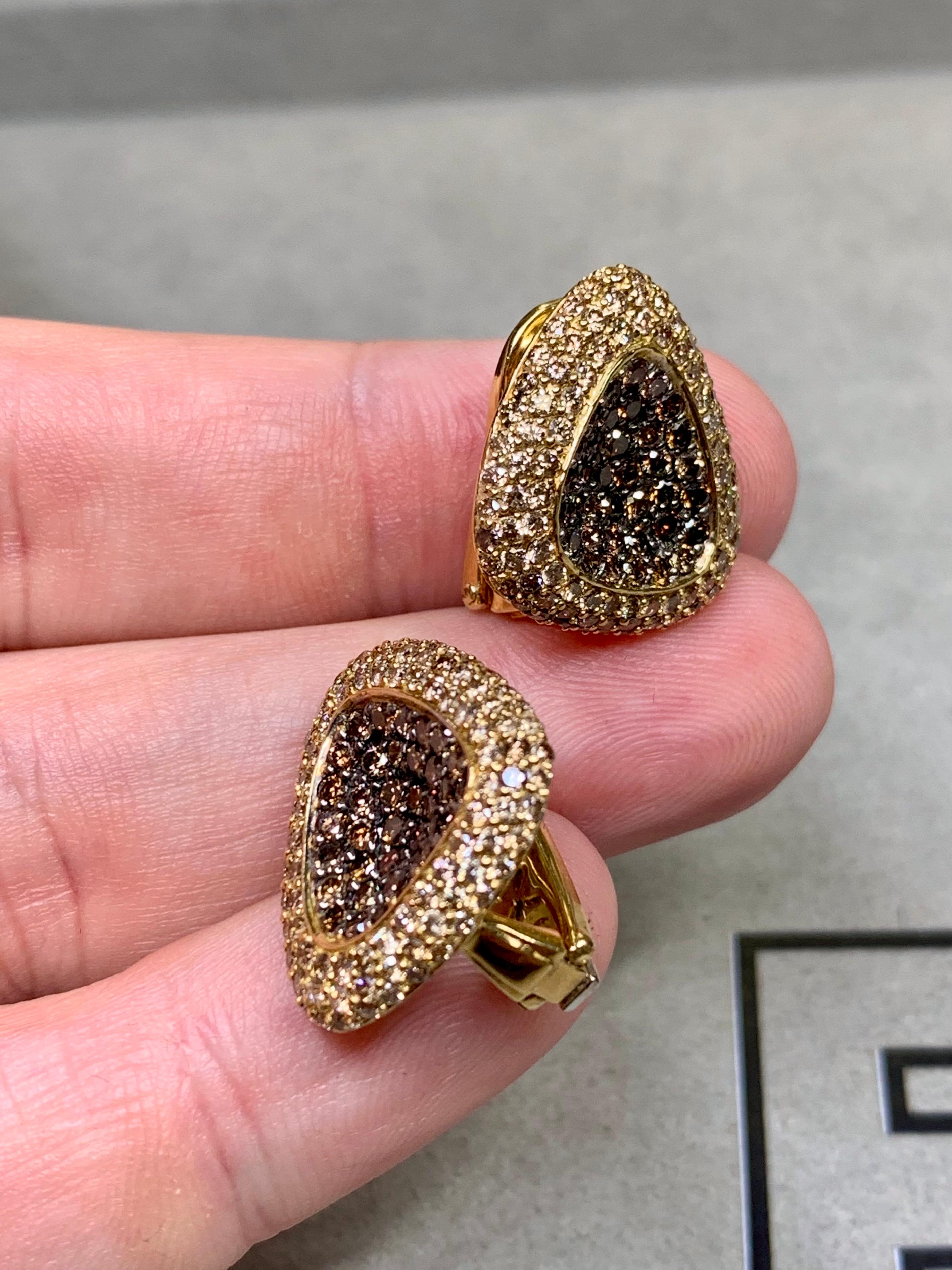 Roberto Coin Capri 18K Fancy Brown Diamond Angular Omega Back Huggie Orecchini in vendita 2