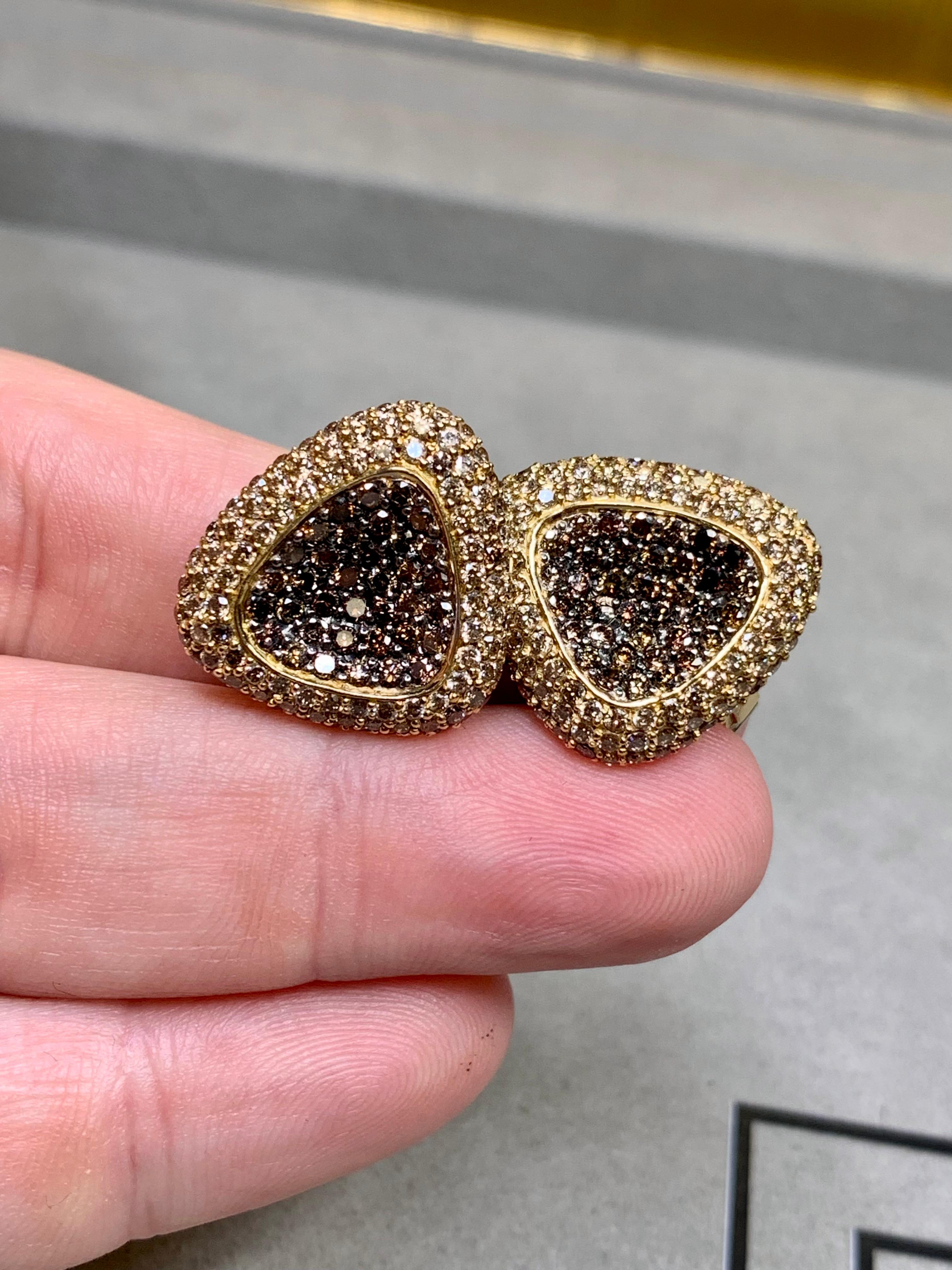 Roberto Coin Capri 18K Fancy Brown Diamond Angular Omega Back Huggie Orecchini in vendita 3