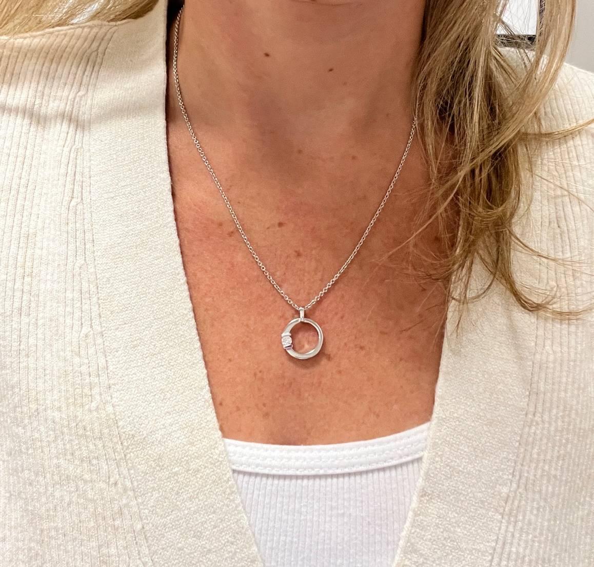 Taille ronde Roberto Coin Cento Collier pendentif en or blanc 18K à diamant naturel en cercle ouvert en vente