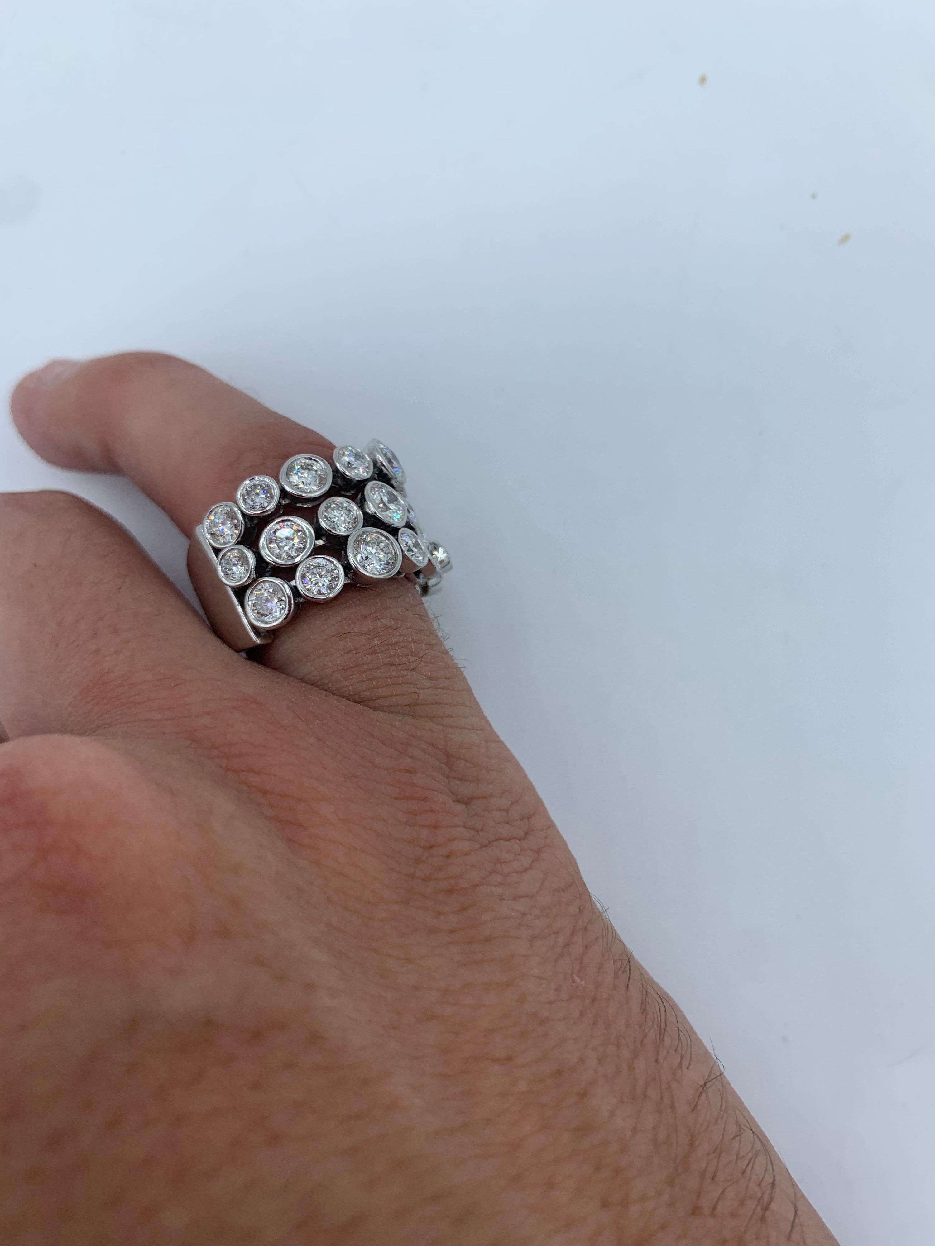 Roberto Coin Cento Frizzante White Gold and Diamond Ring In Excellent Condition For Sale In West Palm Beach, FL