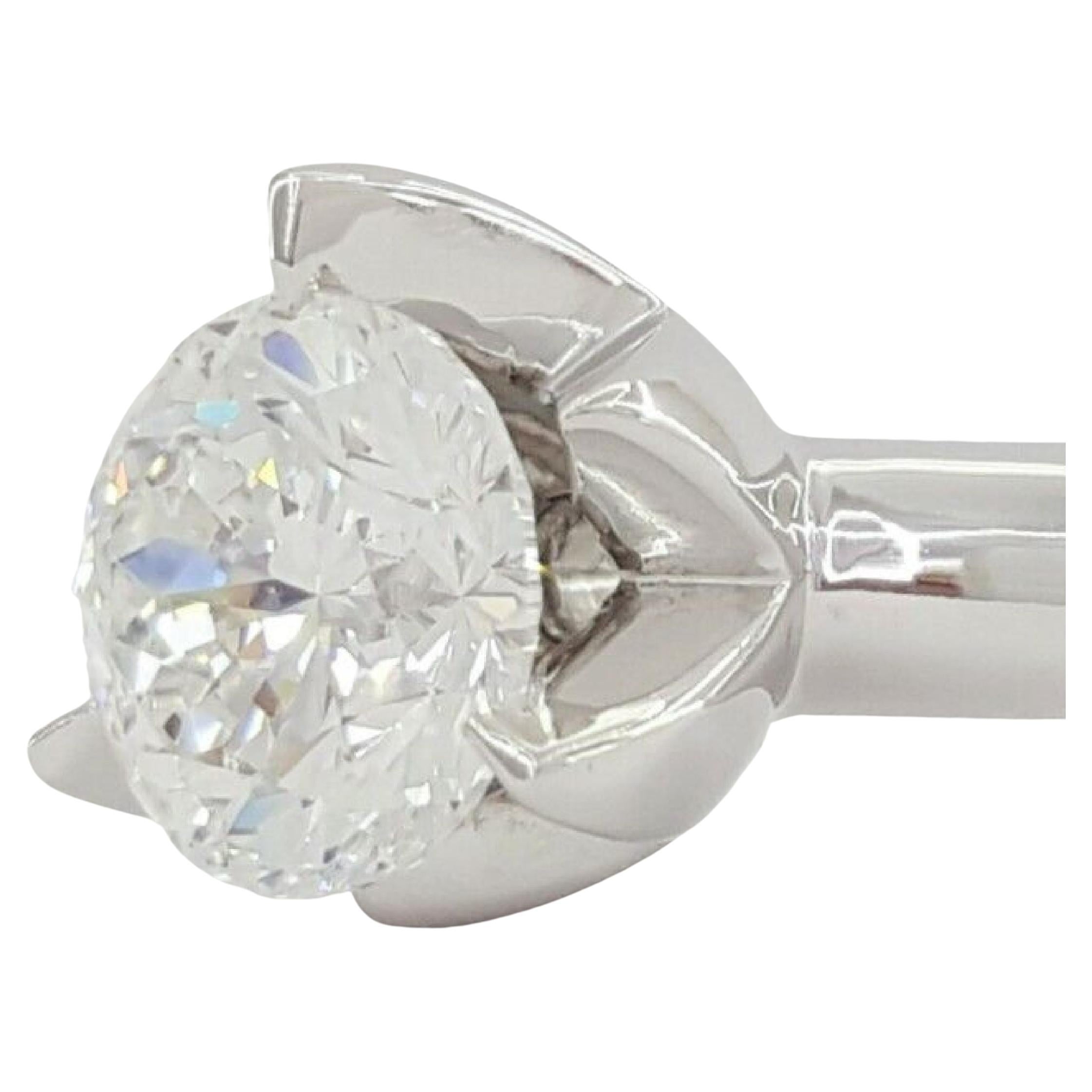 Bague de fiançailles solitaire en diamant Brilliante Cento Cut. 

 La bague pèse 3,8 grammes, taille 6, la pierre centrale est un diamant naturel de taille ronde et brillante sur mesure pesant 0,75 ct, de couleur E, de pureté VS1.