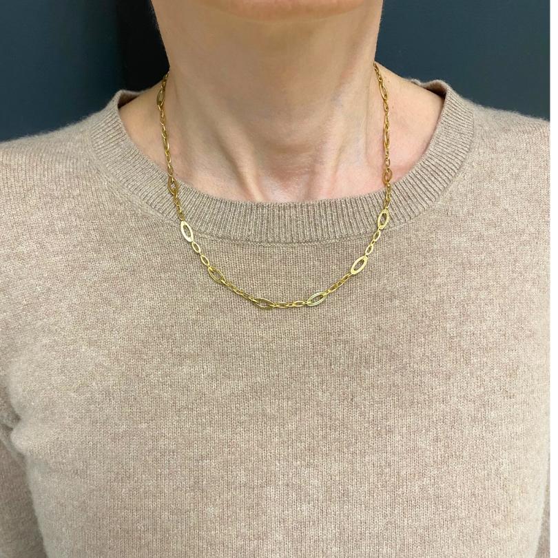 A Roberto Coin chain link necklace made of 18k gold.
This necklace has a playful yet refined design that brings together different shapes and textures. The chain features alternating oval and elongated open links. Some links are rounded and smooth,