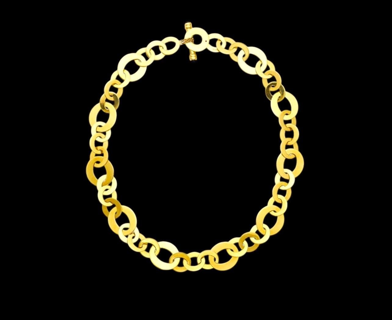 Collier chic et élégant en or jaune 18 carats de Roberto Coin composé de deux tailles de maillons circulaires et terminé par un fermoir à bascule orné de cabochons de rubis et de saphir.

Signé Roberto Coin sur le fermoir.

18 pouces de