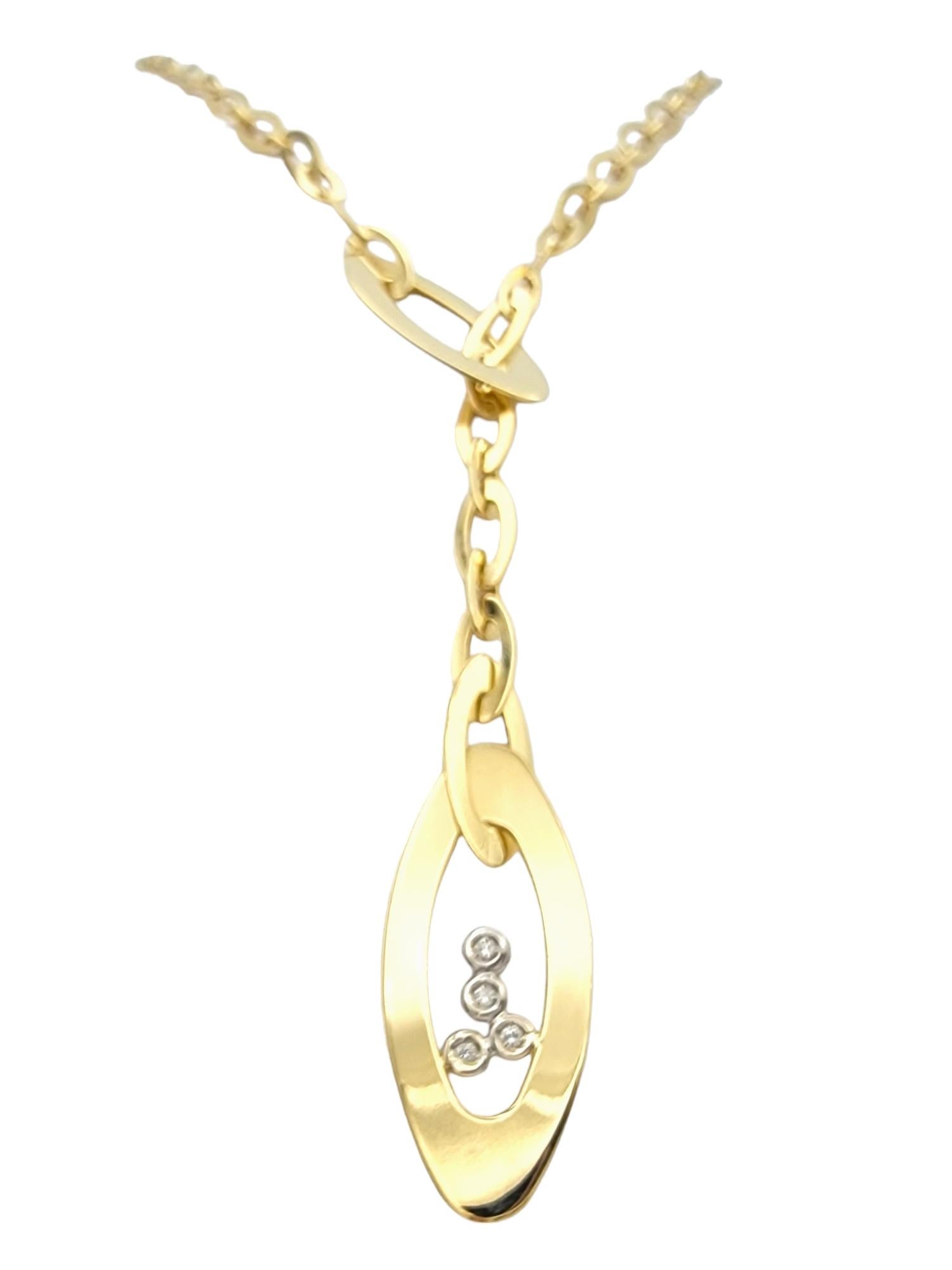 The Roberto Coin 'Chic & Shine' necklace is a stunning embodiment of sophistication and modern design. Crafted from luxurious 18-karat yellow gold, this necklace features a lariat-style pendant that exudes contemporary elegance. The uniqueness of