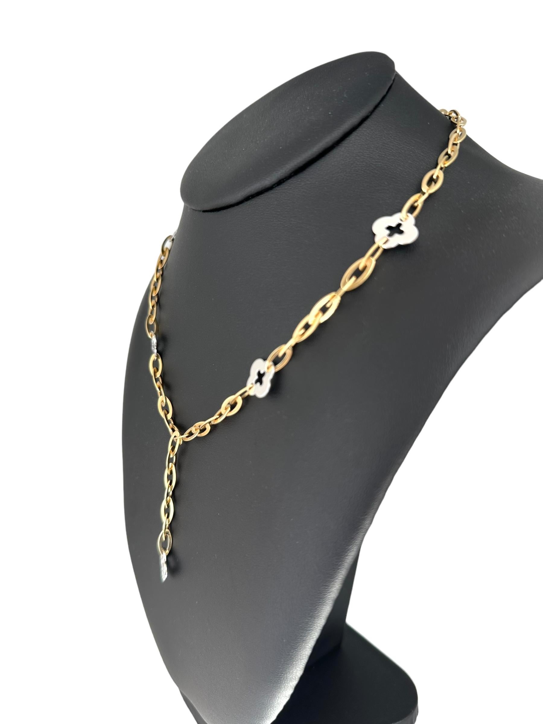 This Roberto Coin Clover Chic and Shine Gold Necklace is a stunning piece of jewelry that exudes sophistication and style. Crafted from high-quality 18kt yellow gold, this links necklace features delicate clovers in white gold, adding a touch of