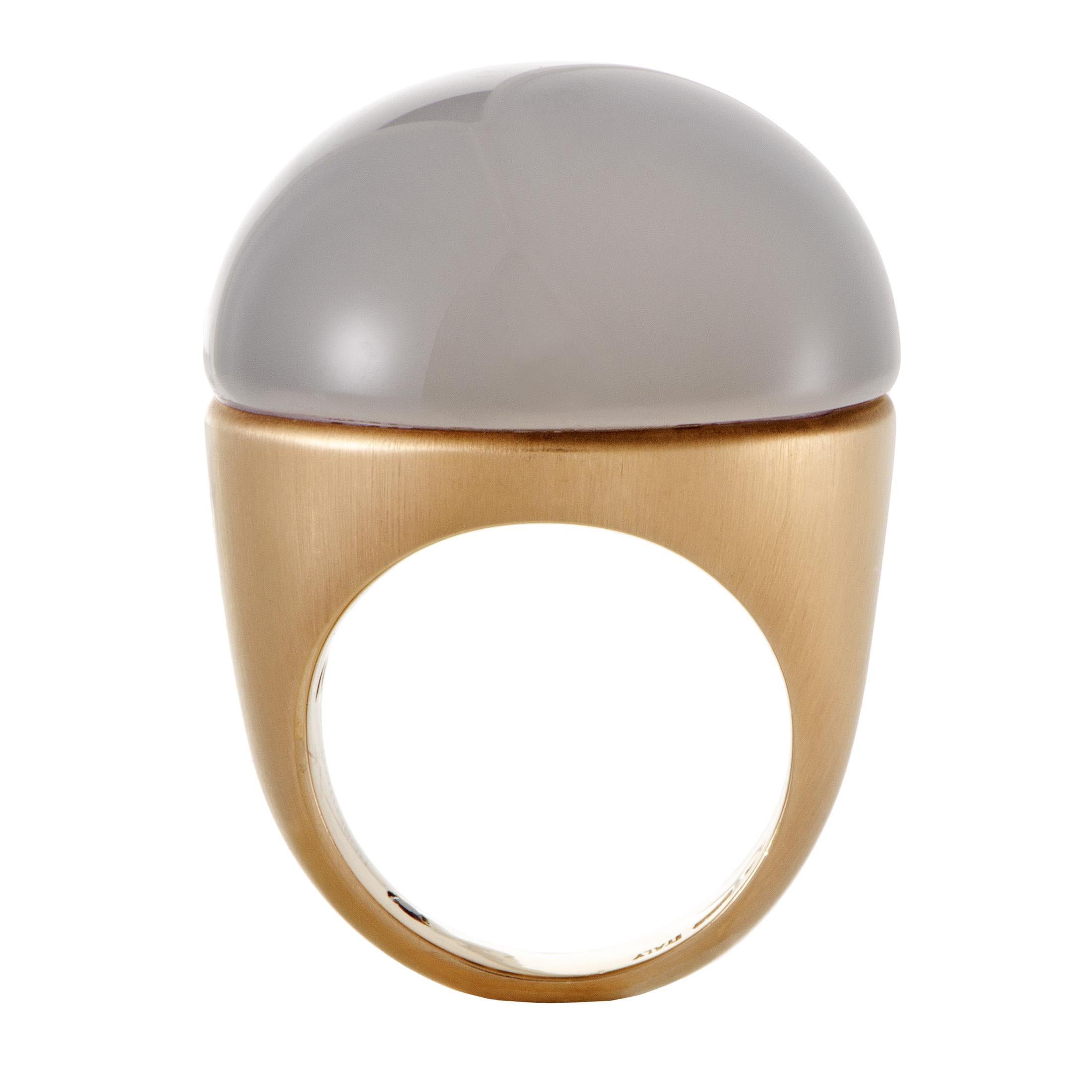 Astounding with its deep color, immaculate shape and sheer size, the fantastic milk paste onyx stone produces a memorable sight in this exceptional ring from Roberto Coin which is made of delightful 18K rose gold for gorgeous prestigious