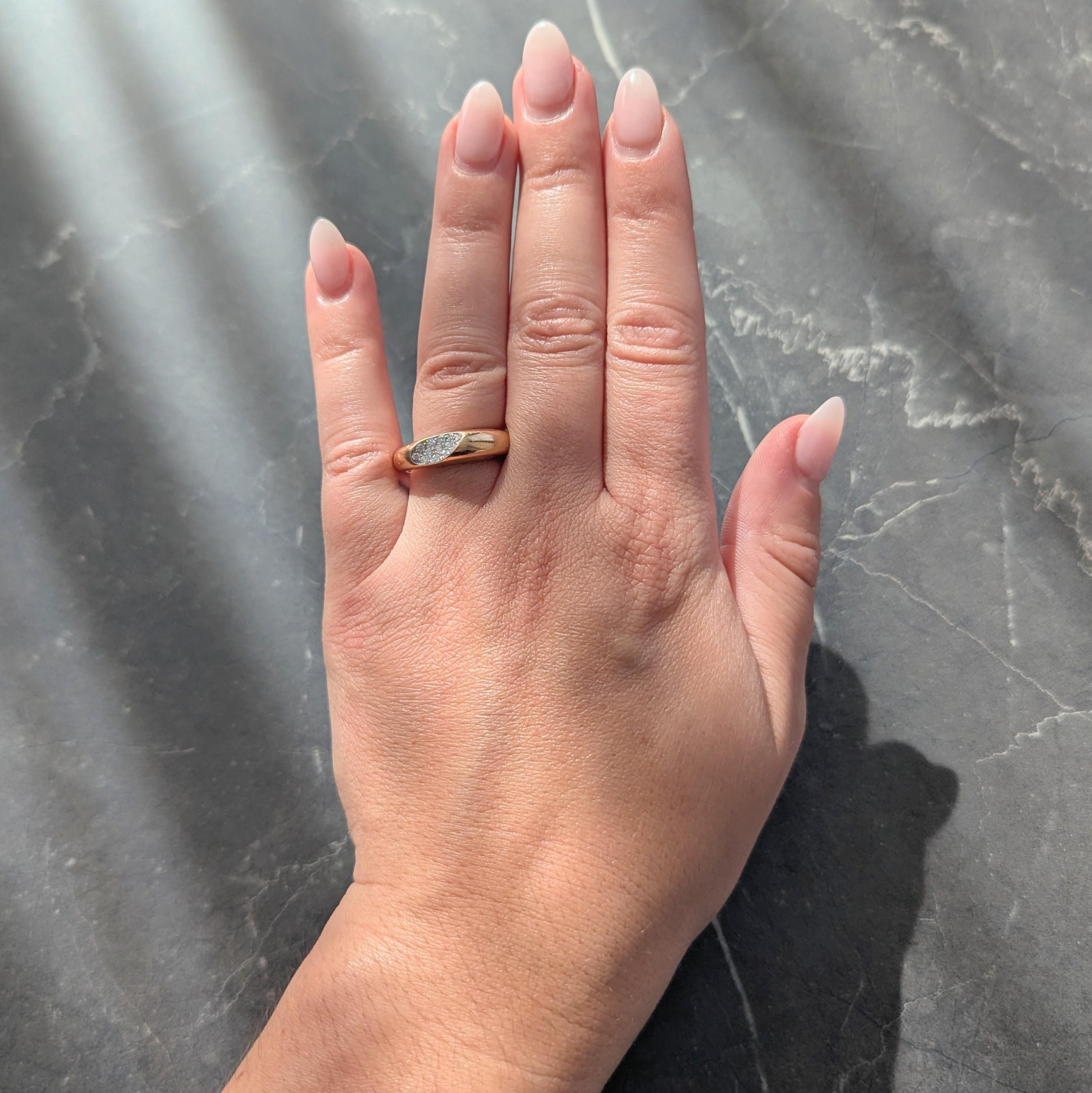 Entworfen als gewölbter Bandring mit einer konkaven, ovalen Station
Weißgold und Pavé-Fassung mit runden Diamanten im Brillantschliff
Mit einem Gesamtgewicht von etwa 0,32 Karat
Augensauber und hell
Mit hochglanzpolierter Oberfläche
Gestempelt für