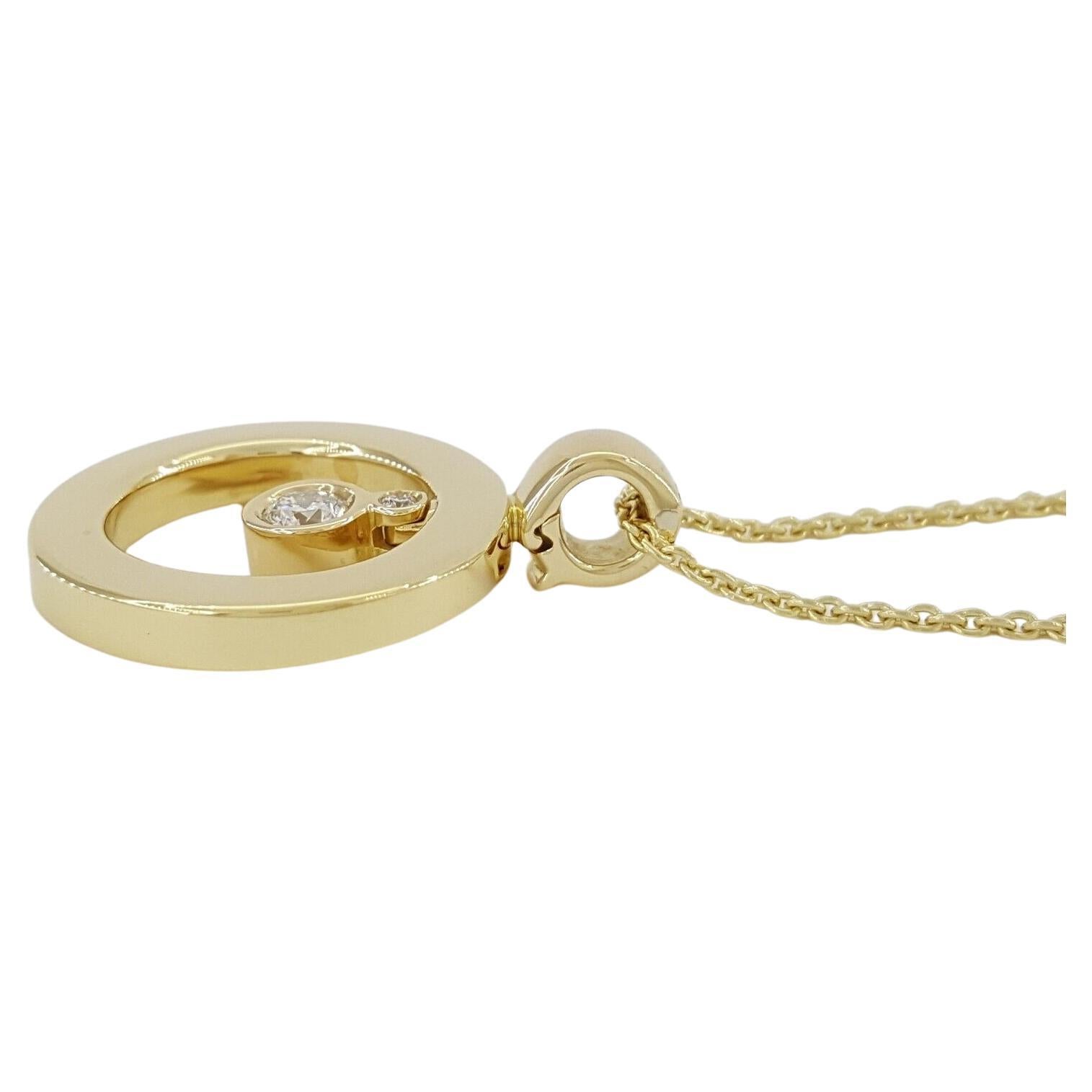 This 18K Yellow Gold pendant and chain set from Roberto Coin features a Shiny Ceno Mini O design with a 24.7mm diameter (18.5mm without bail), and a thickness of 2.9mm. The pendant and chain together weigh 7 grams. The pendant showcases two Natural