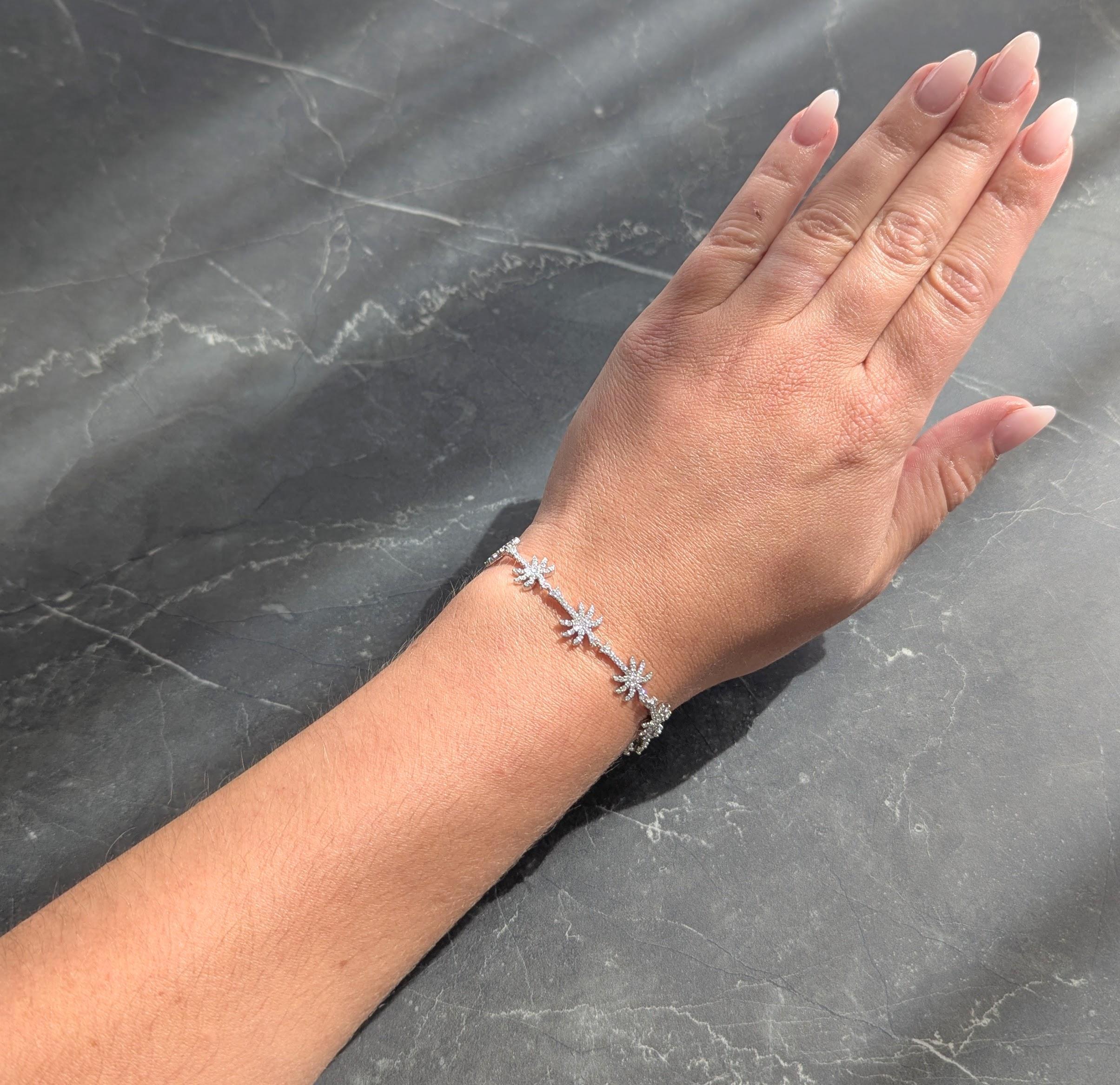 Compuesto por eslabones en forma de palmera engastados con pavé de diamantes redondos talla brillante
Peso total aproximado de 2,60 quilates - Color G con claridad VS2
Se completa con un cierre oculto con bisagra de seguridad en forma de